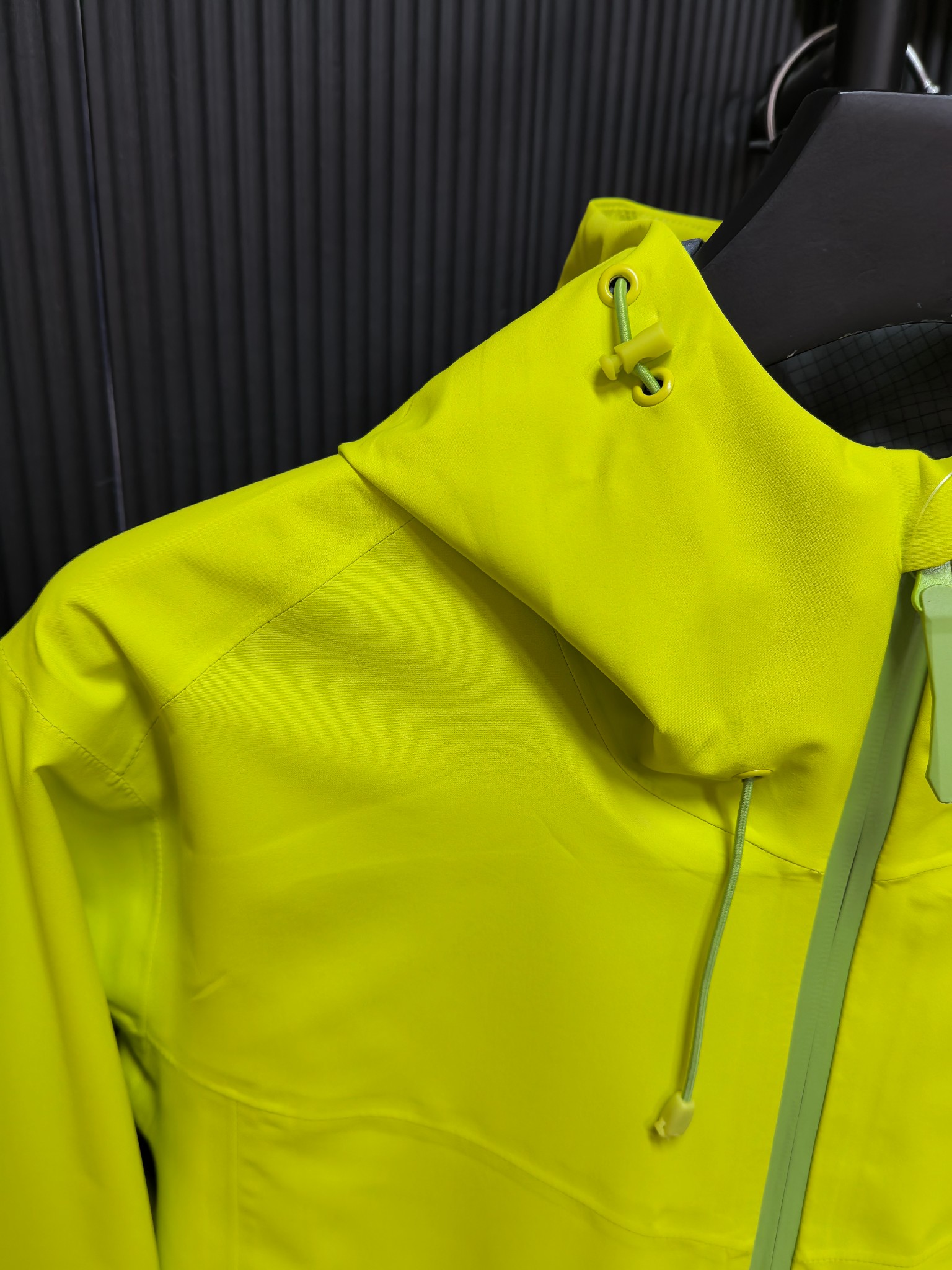 KALESTONE Outdoor Waterproof Jacket with Logo Embroidery – Windproof, Durable, and Stylish - 图片 3