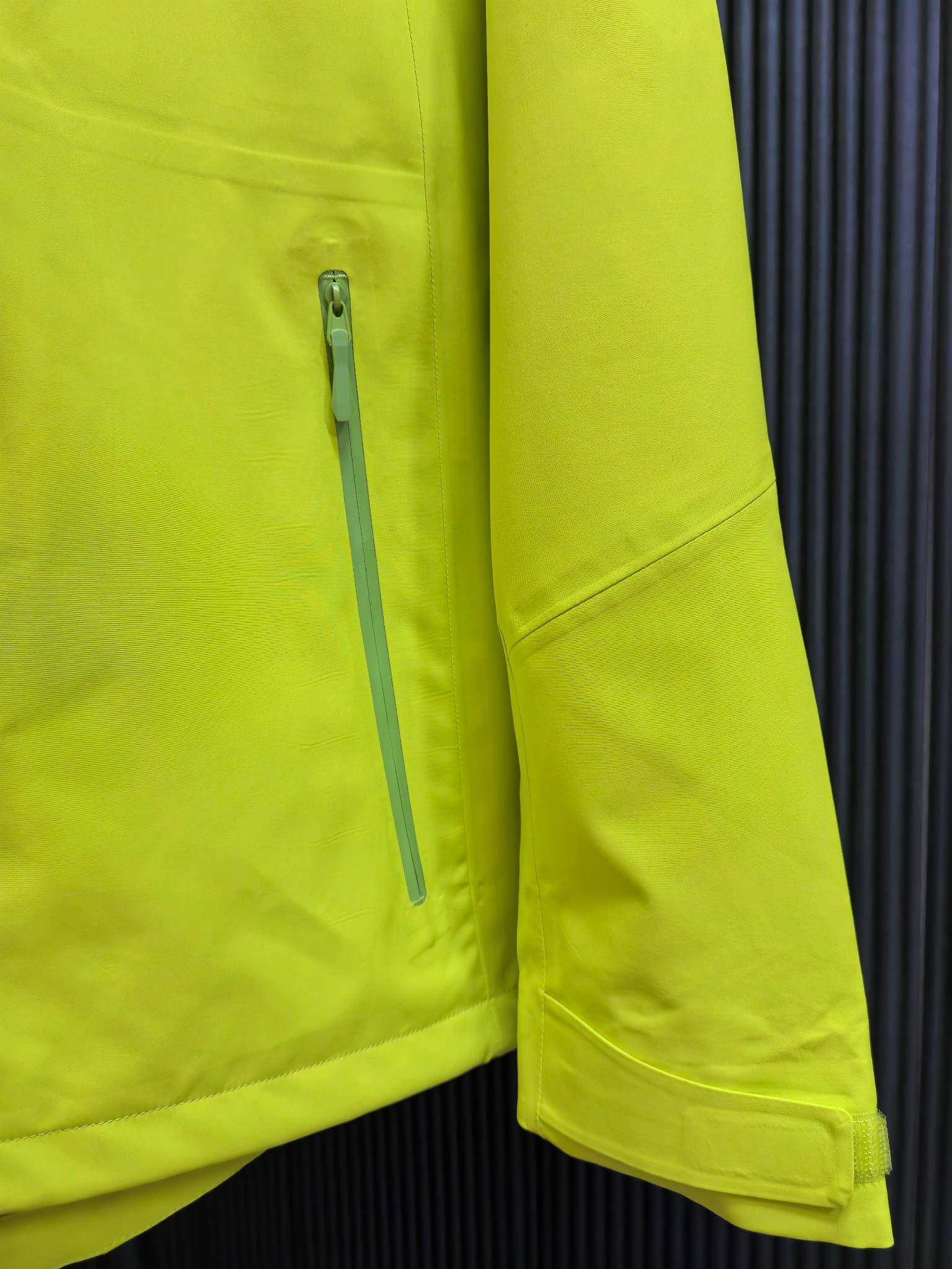 KALESTONE Outdoor Waterproof Jacket with Logo Embroidery – Windproof, Durable, and Stylish - 图片 5