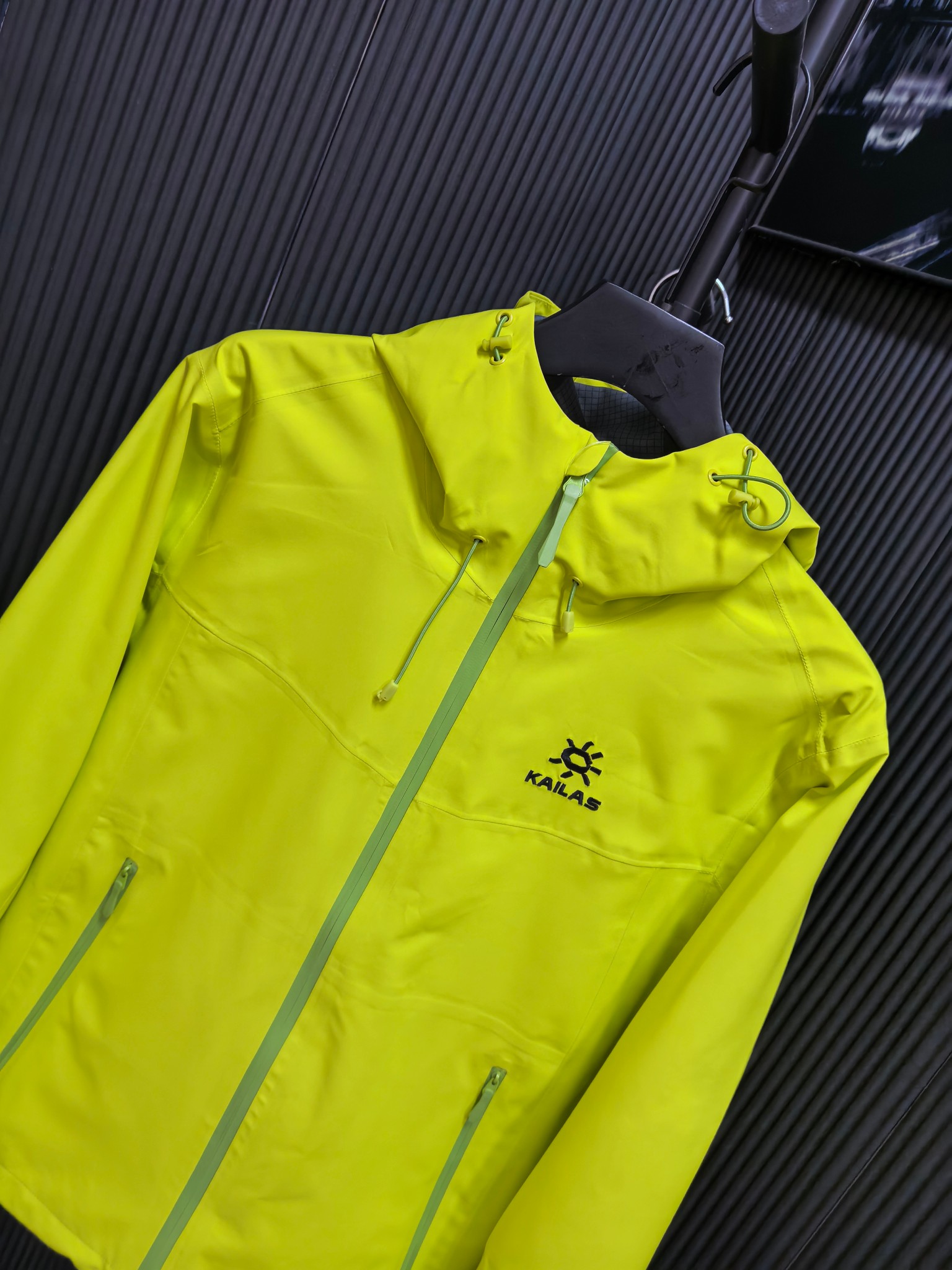 KALESTONE Outdoor Waterproof Jacket with Logo Embroidery – Windproof, Durable, and Stylish - 图片 6