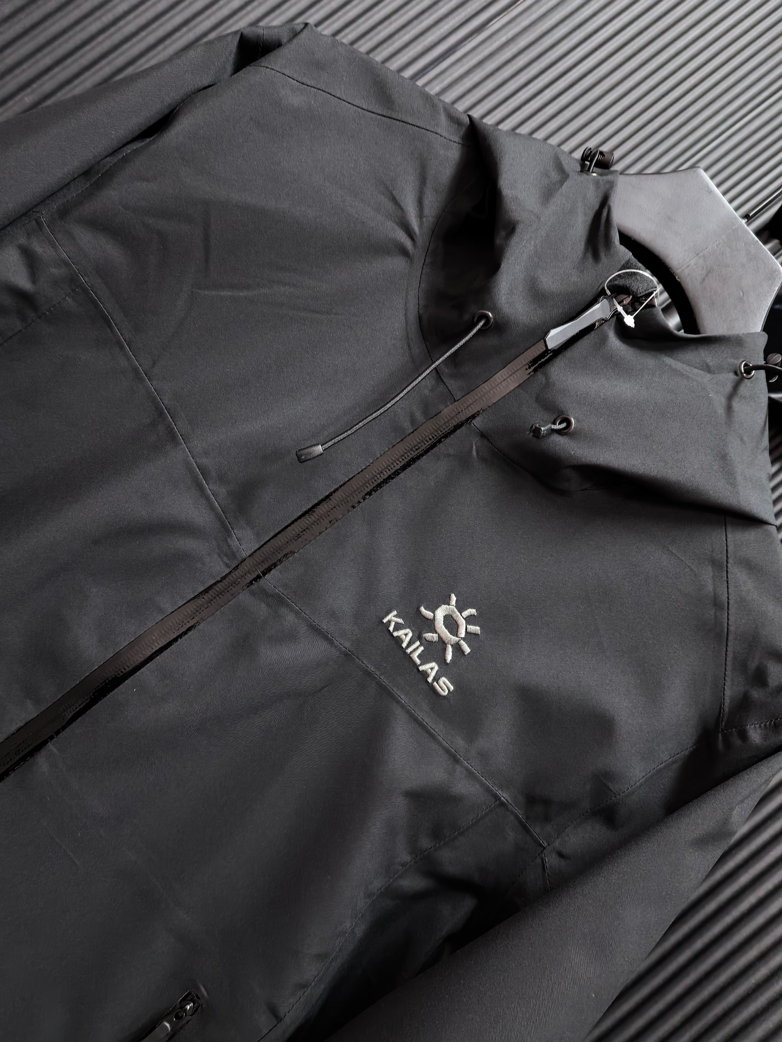 KALESTONE Outdoor Waterproof Jacket with Logo Embroidery in Various Sizes and Colors - 图片 6