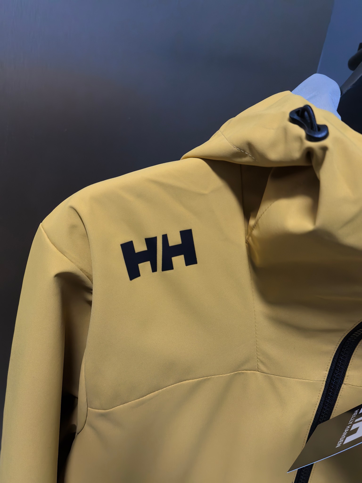 High-End Waterproof Coat by Helly Hansen: Features, Sizes, and Colors - 图片 3