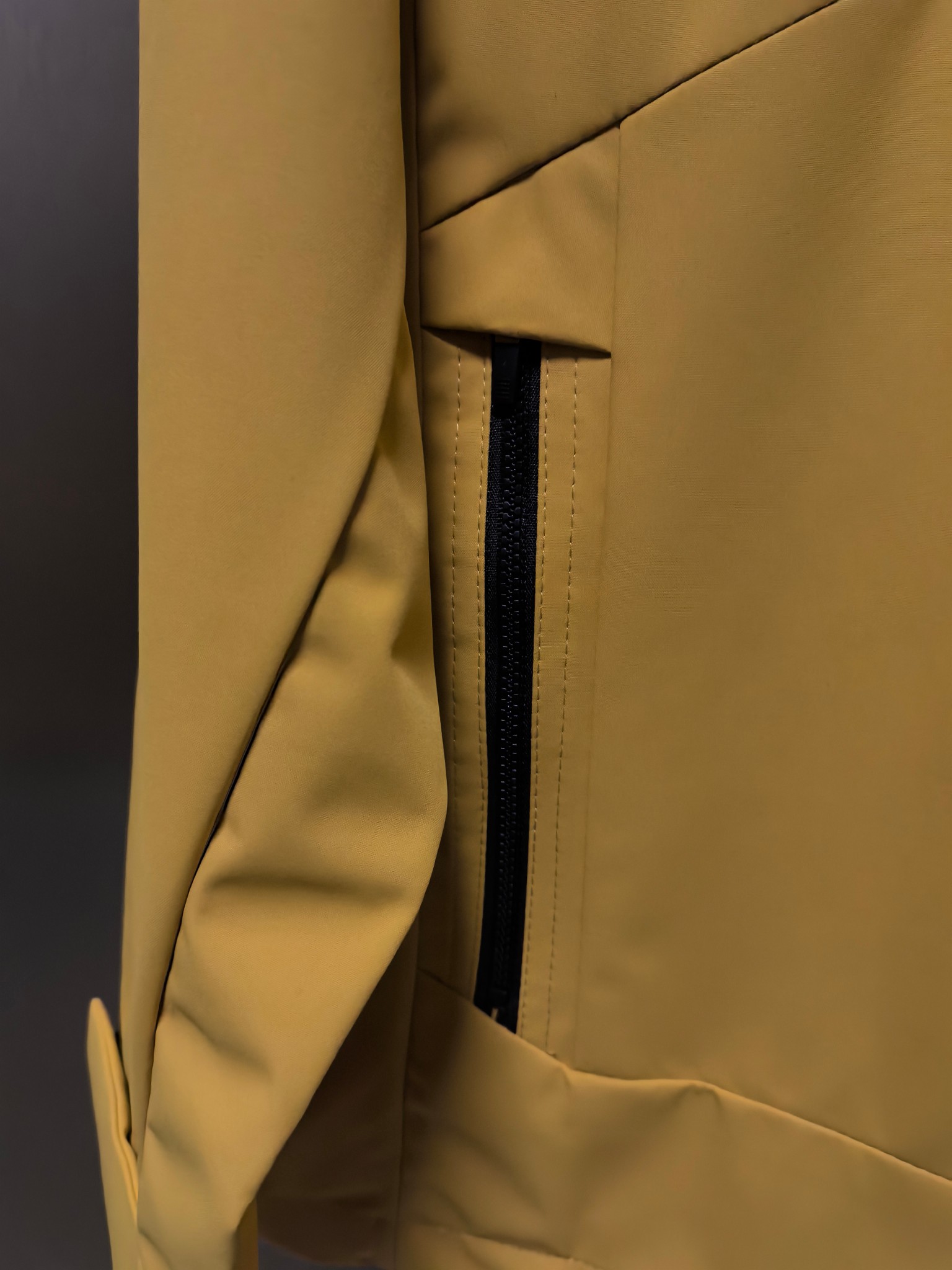 High-End Waterproof Coat by Helly Hansen: Features, Sizes, and Colors - 图片 4