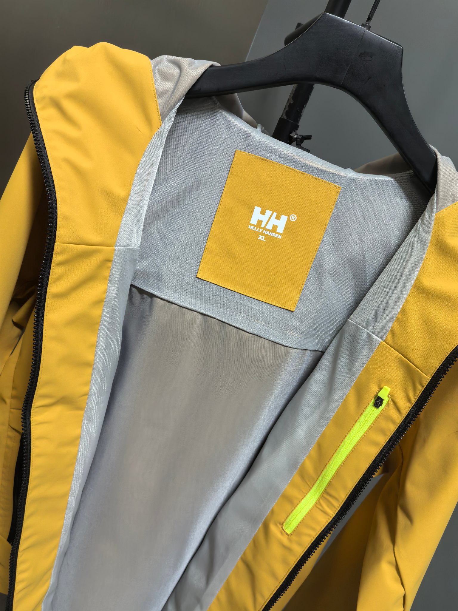 High-End Waterproof Coat by Helly Hansen: Features, Sizes, and Colors - 图片 9