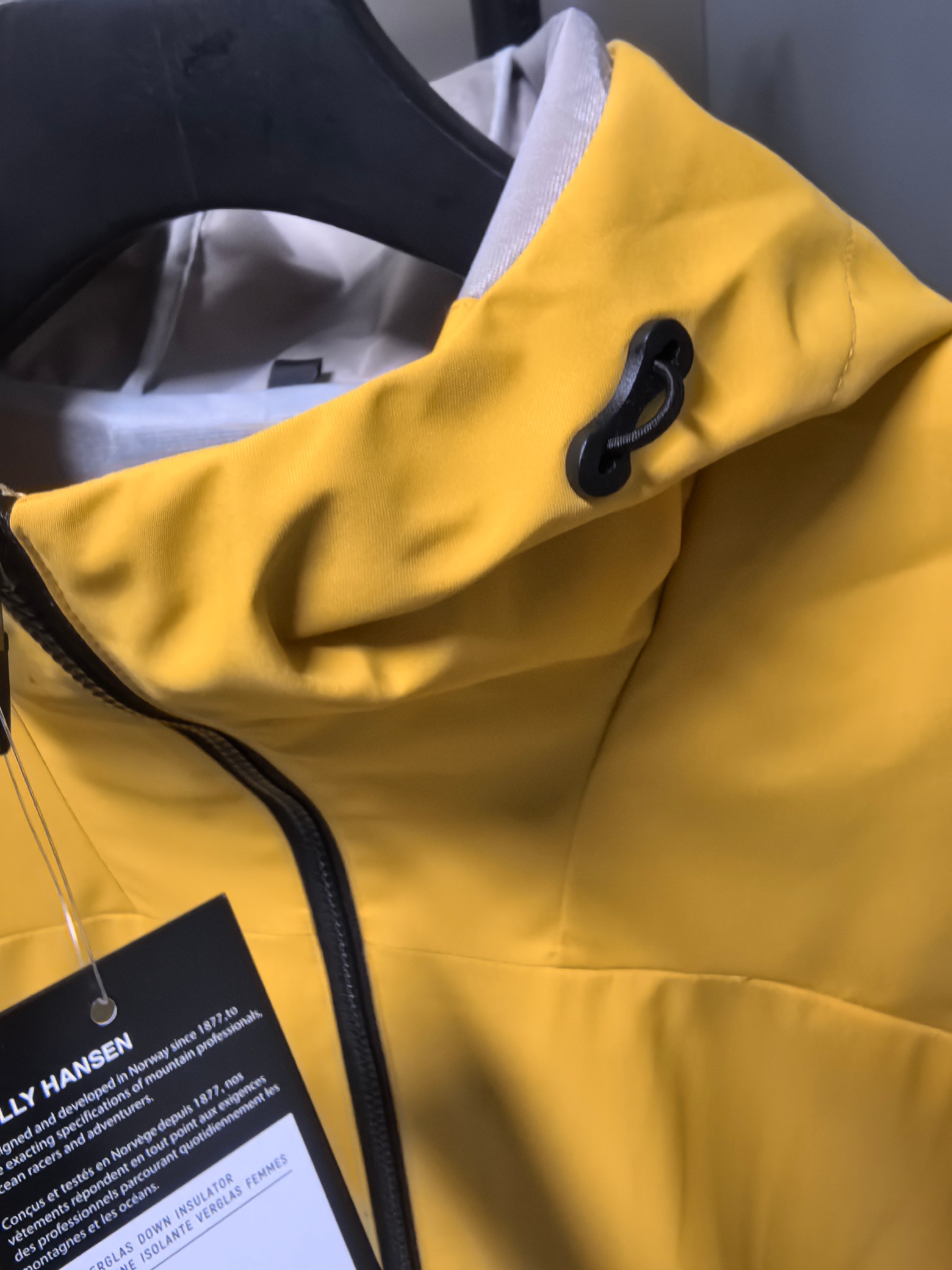 High-End Waterproof Coat by Helly Hansen: Features, Sizes, and Colors - 图片 6