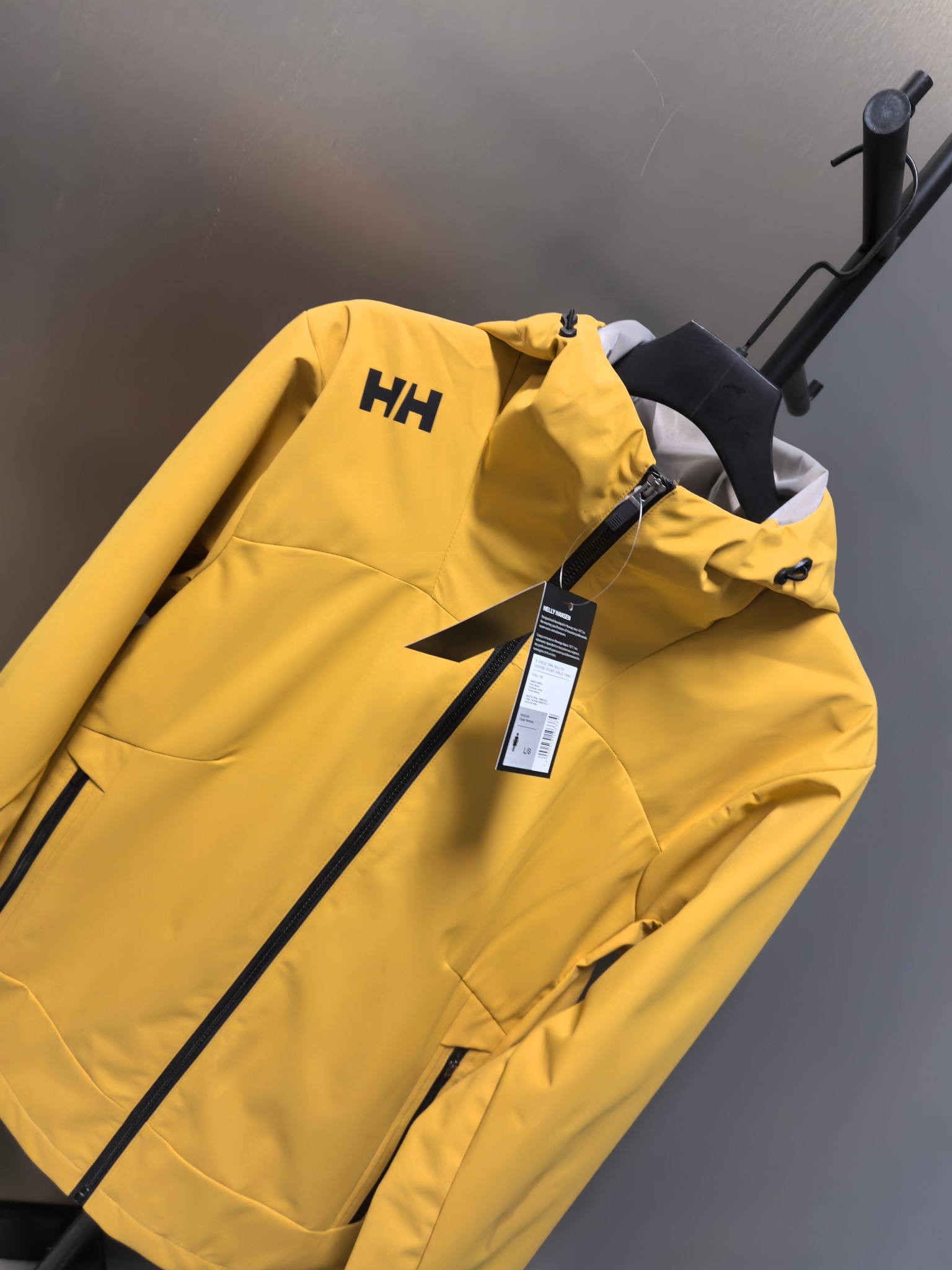 High-End Waterproof Coat by Helly Hansen: Features, Sizes, and Colors - 图片 7