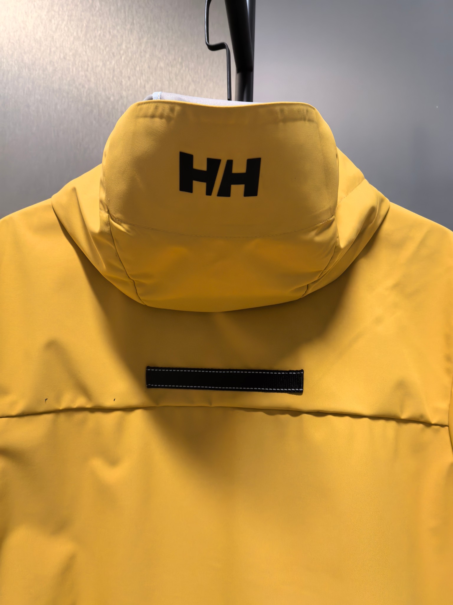 High-End Waterproof Coat by Helly Hansen: Features, Sizes, and Colors - 图片 8