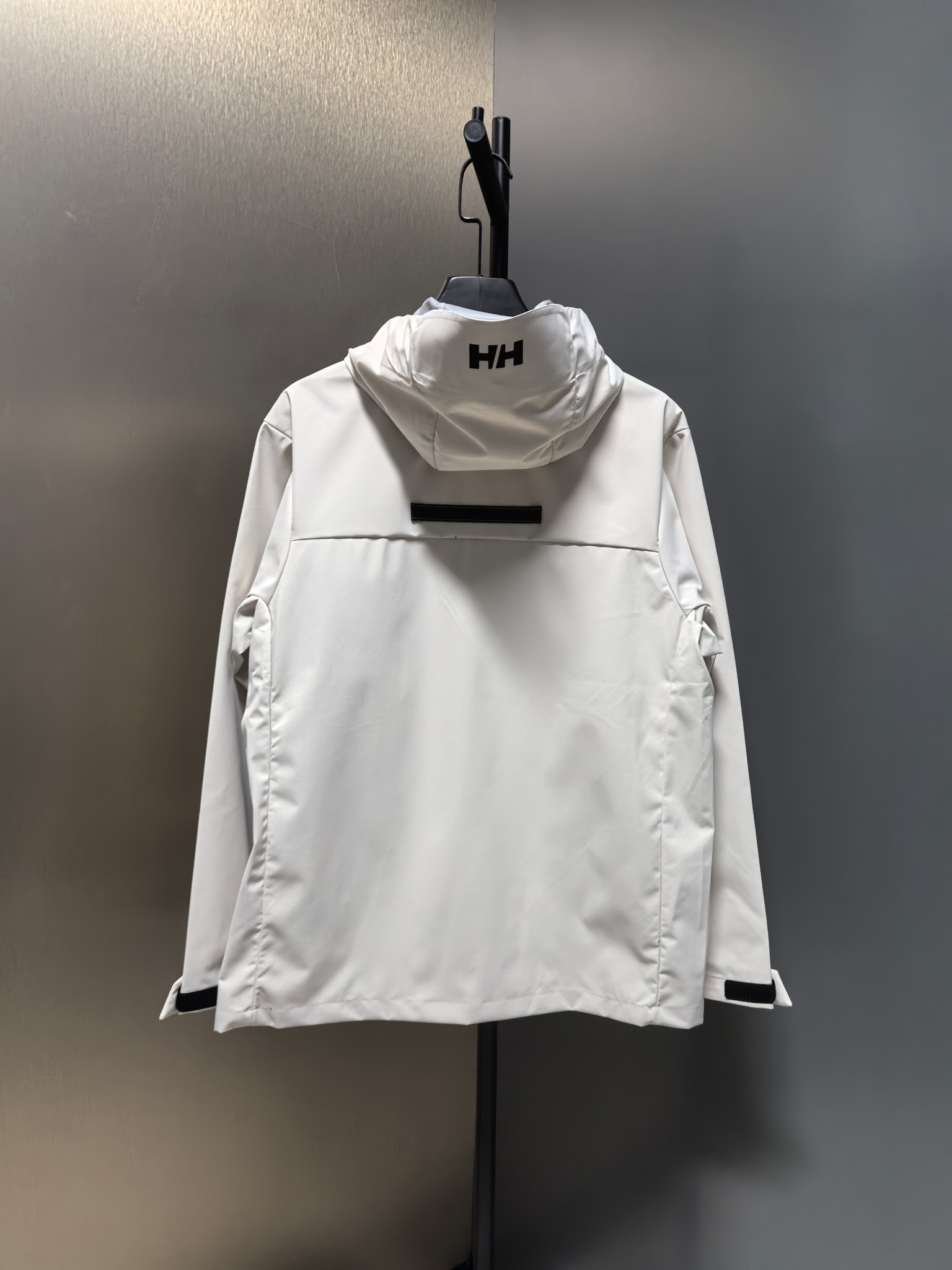 High-End Waterproof Coat by Helly Hansen: Features, Design, and Sizes - 图片 2