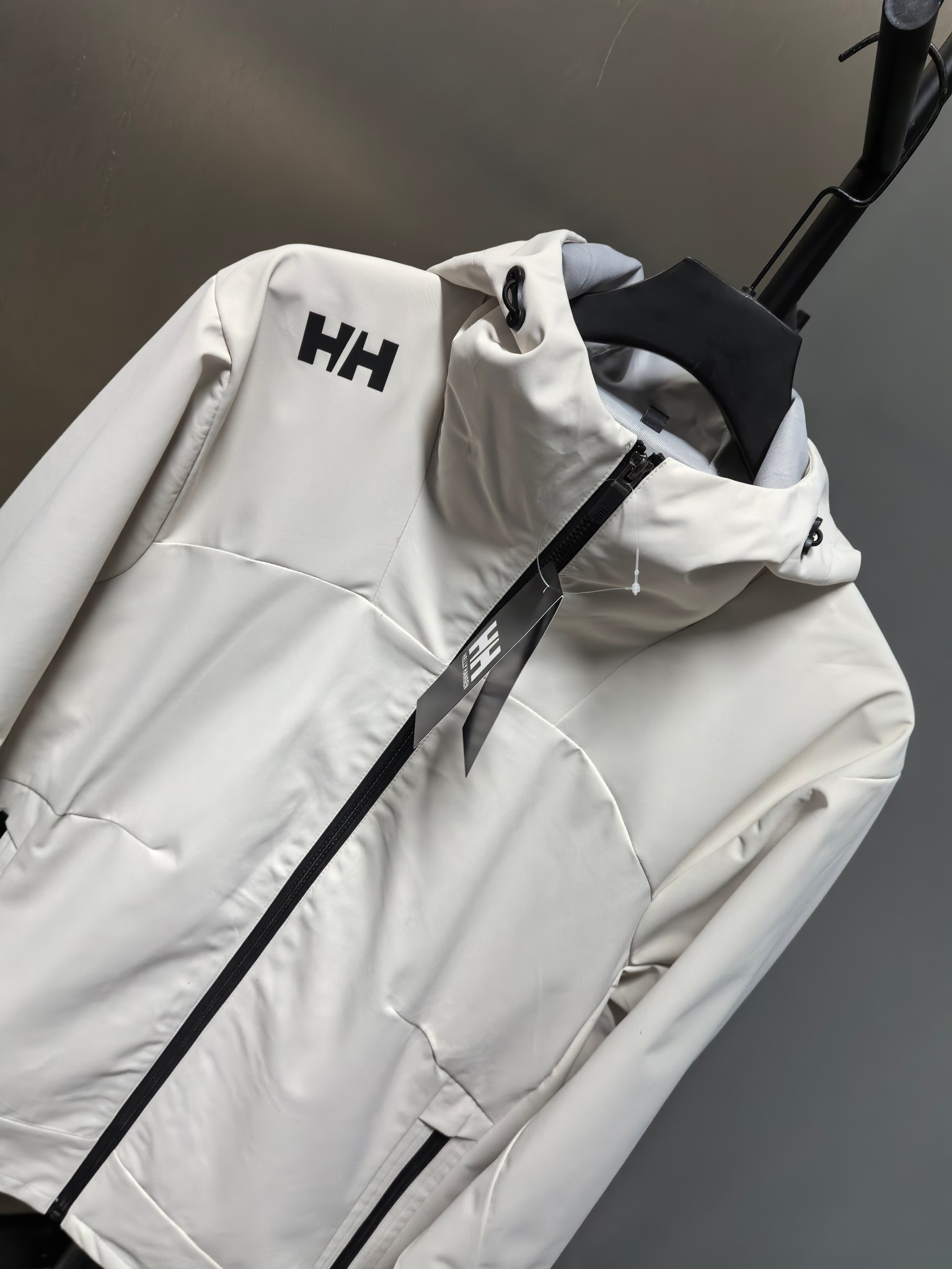 High-End Waterproof Coat by Helly Hansen: Features, Design, and Sizes - 图片 7