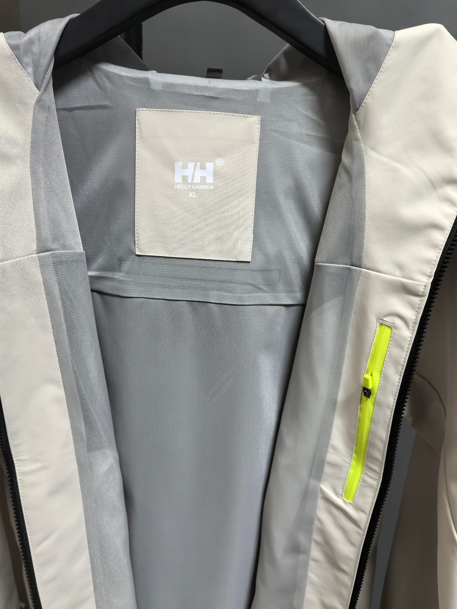 High-End Waterproof Coat by Helly Hansen: Features, Design, and Sizes - 图片 9