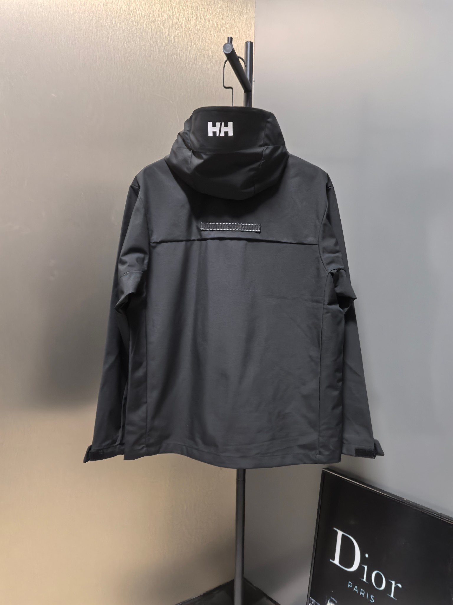 High-End Waterproof Coat by Helly Hansen: Features, Sizes, and Colors - 图片 2