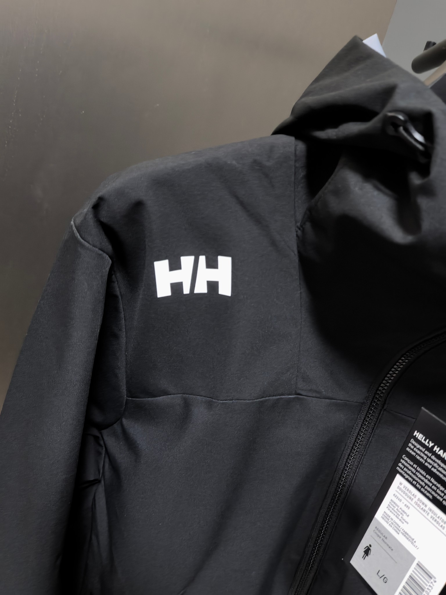 High-End Waterproof Coat by Helly Hansen: Features, Sizes, and Colors - 图片 3