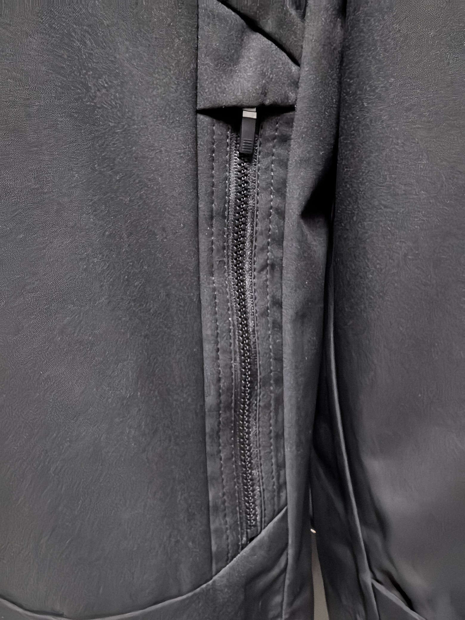 High-End Waterproof Coat by Helly Hansen: Features, Sizes, and Colors - 图片 4