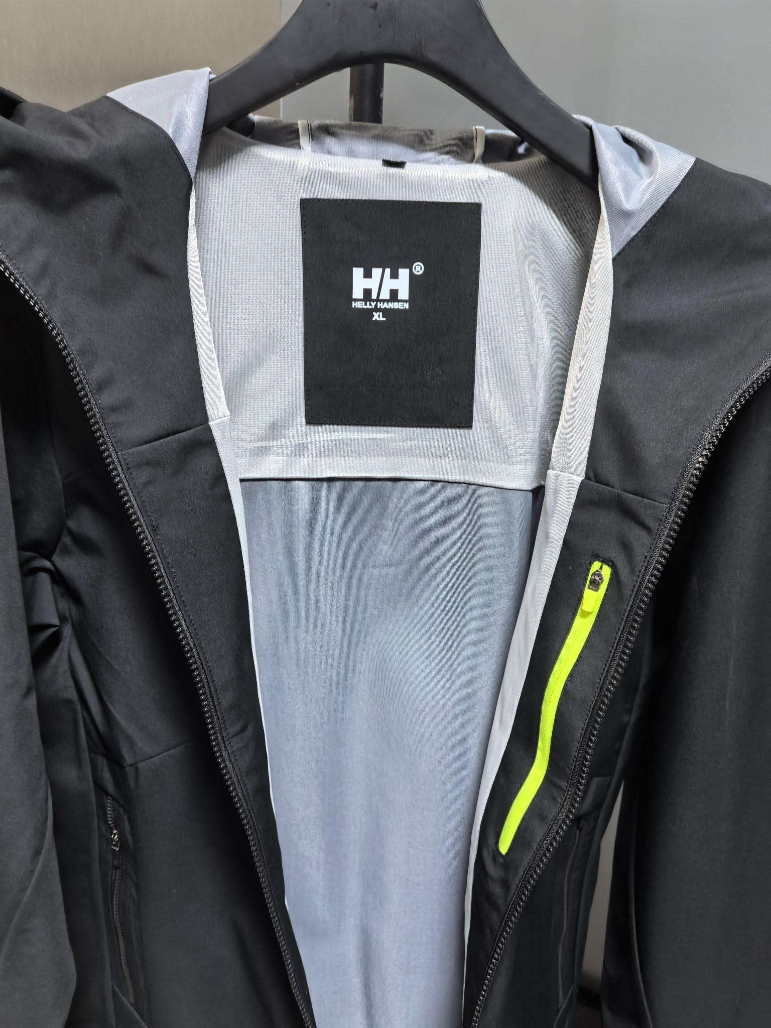 High-End Waterproof Coat by Helly Hansen: Features, Sizes, and Colors - 图片 8