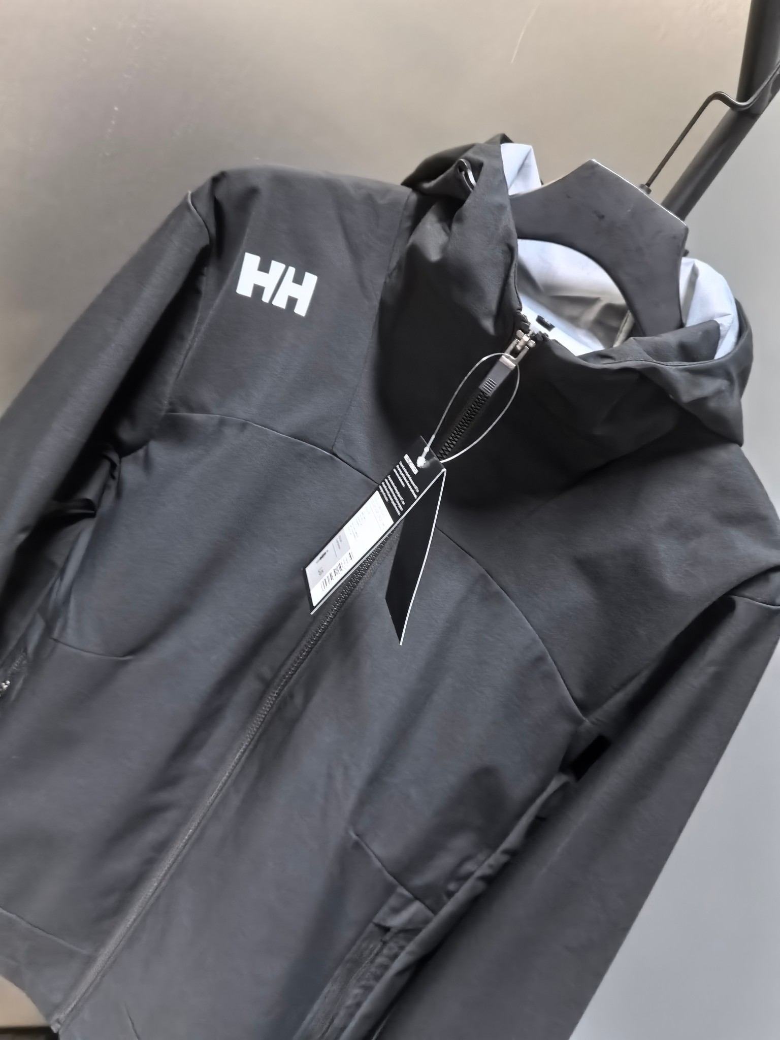 High-End Waterproof Coat by Helly Hansen: Features, Sizes, and Colors - 图片 6