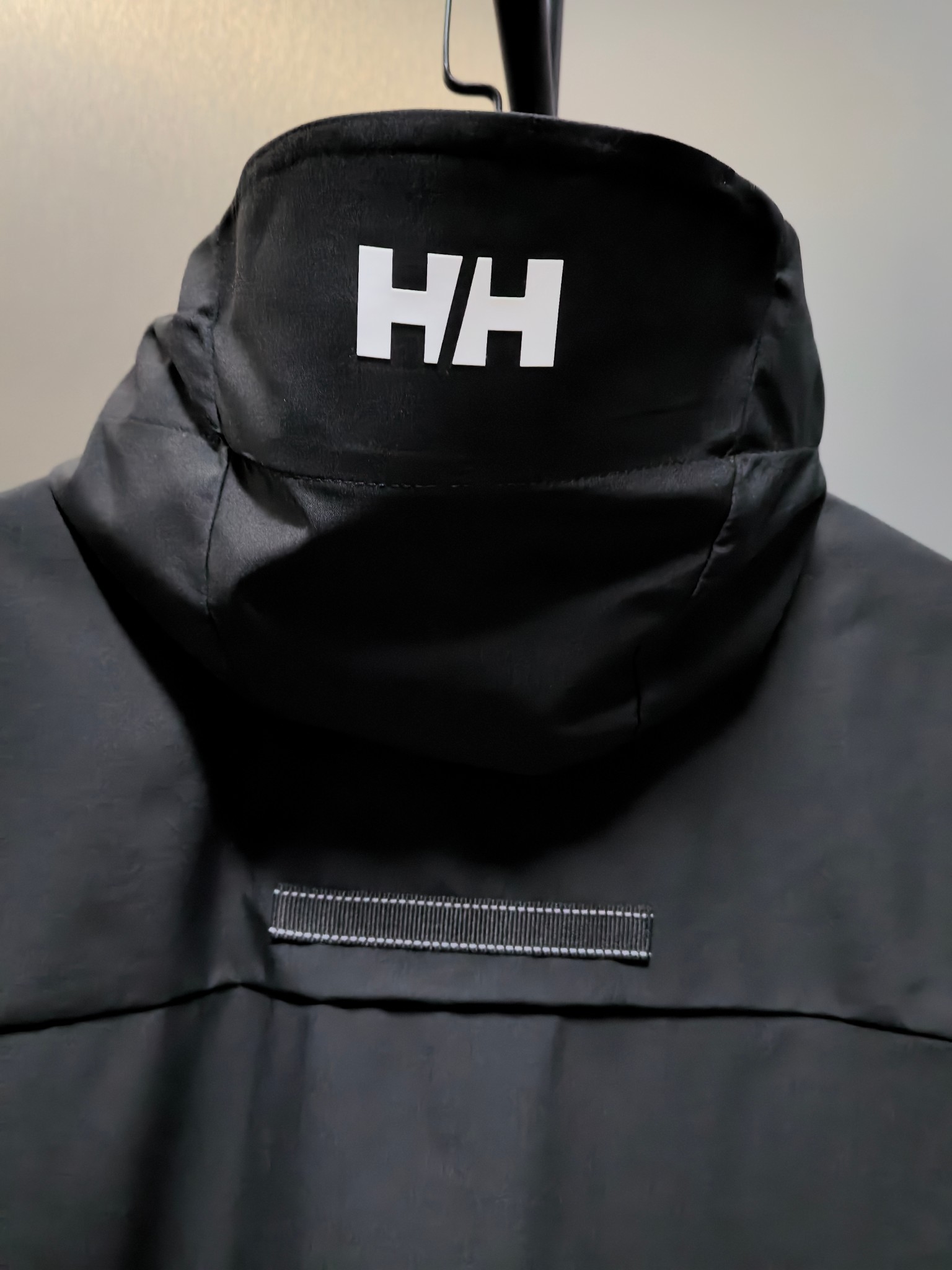 High-End Waterproof Coat by Helly Hansen: Features, Sizes, and Colors - 图片 7