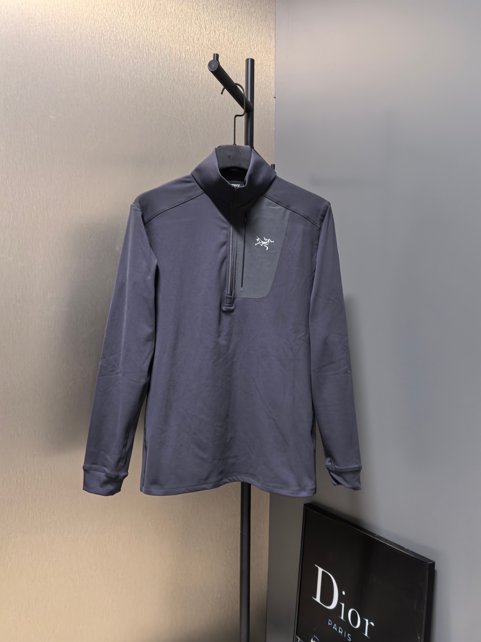 Classic Tie-Up Design: Warm and Comfortable Autumn/Winter Top in Black and Tan