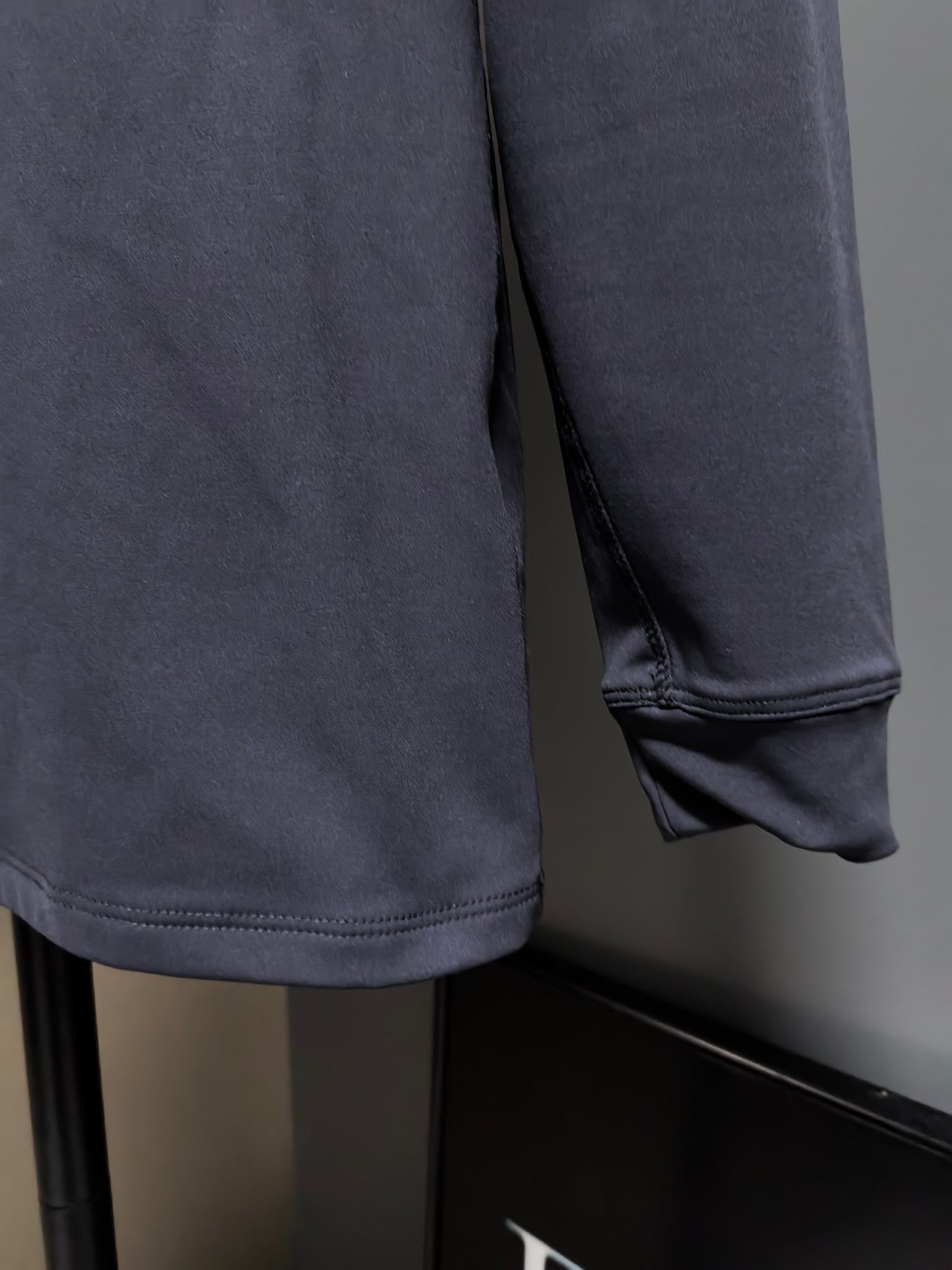 Classic Tie-Up Design: Warm and Comfortable Autumn/Winter Top in Black and Tan - 图片 5
