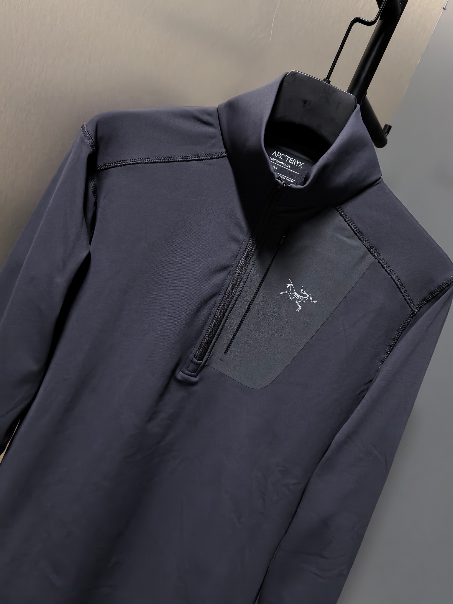 Classic Tie-Up Design: Warm and Comfortable Autumn/Winter Top in Black and Tan - 图片 6