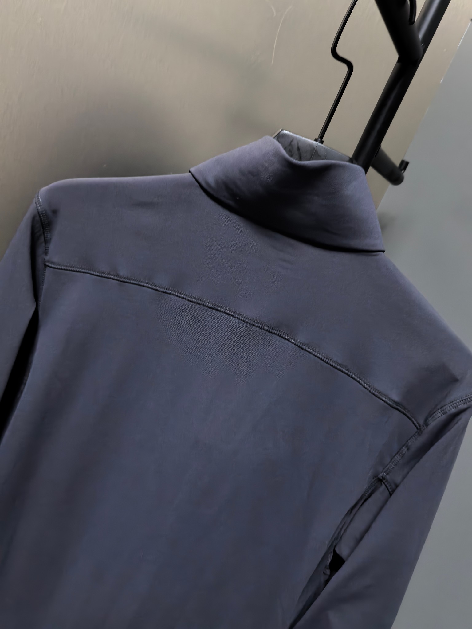 Classic Tie-Up Design: Warm and Comfortable Autumn/Winter Top in Black and Tan - 图片 7