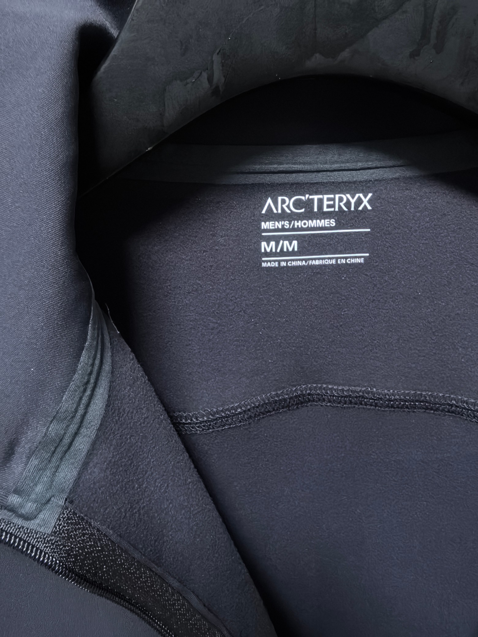 Classic Tie-Up Design: Warm and Comfortable Autumn/Winter Top in Black and Tan - 图片 8