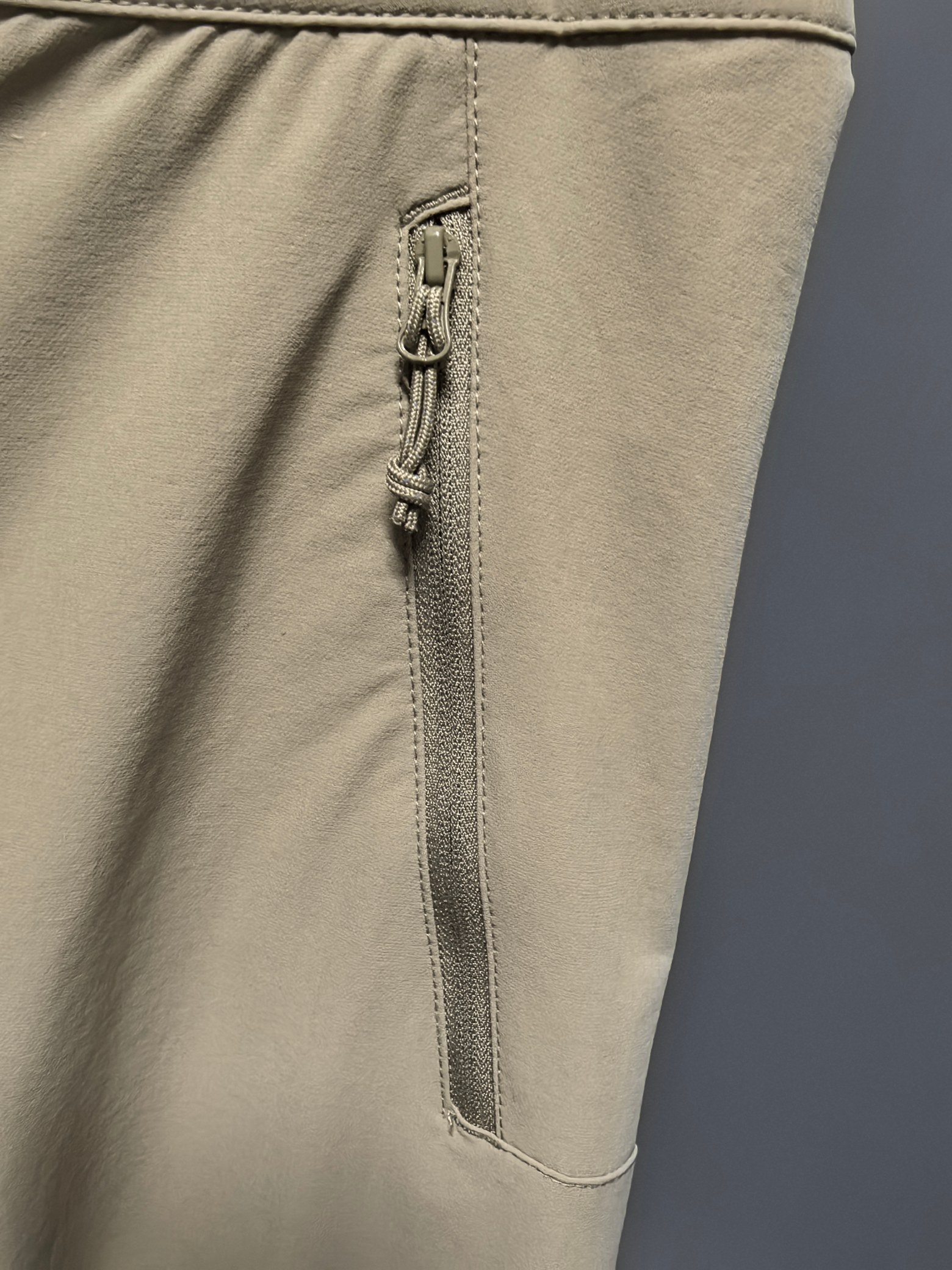 Arc’teryx Gamma AR Soft-Shell Pants: Versatile, Durable, and Stylish Outdoor Wear - 图片 5
