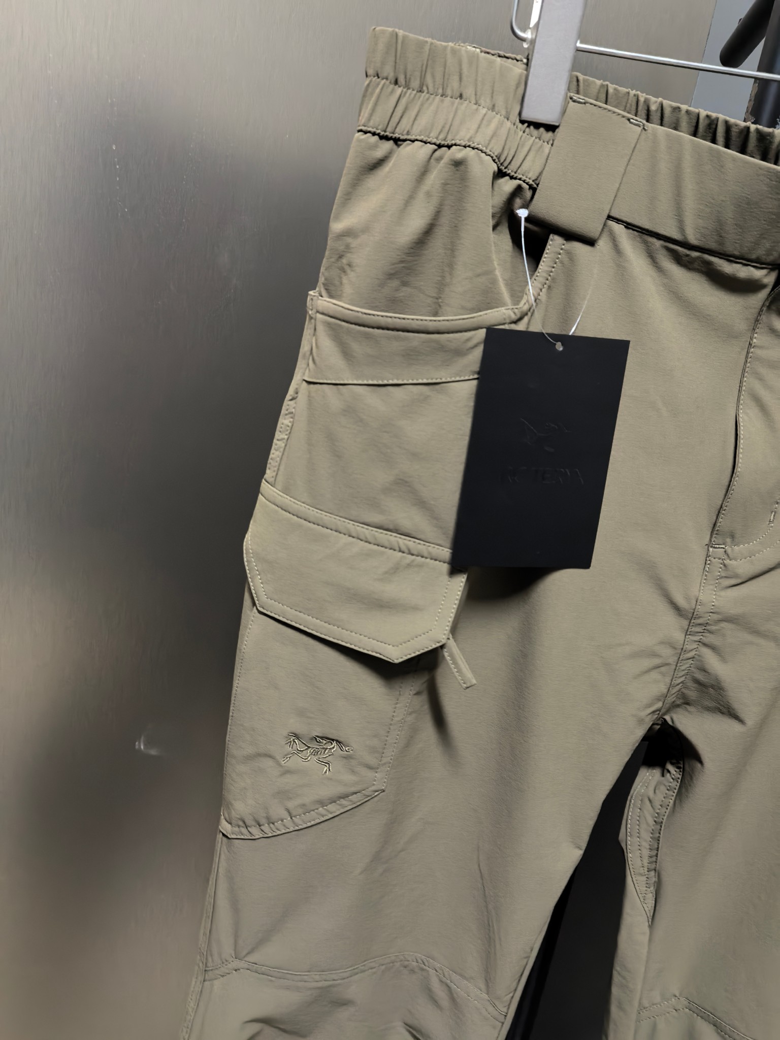 ARC’TERYX Original Birds Patrol AR Pants Review: Functional, Stylish, and High-Performance Outdoor Wear - 图片 2