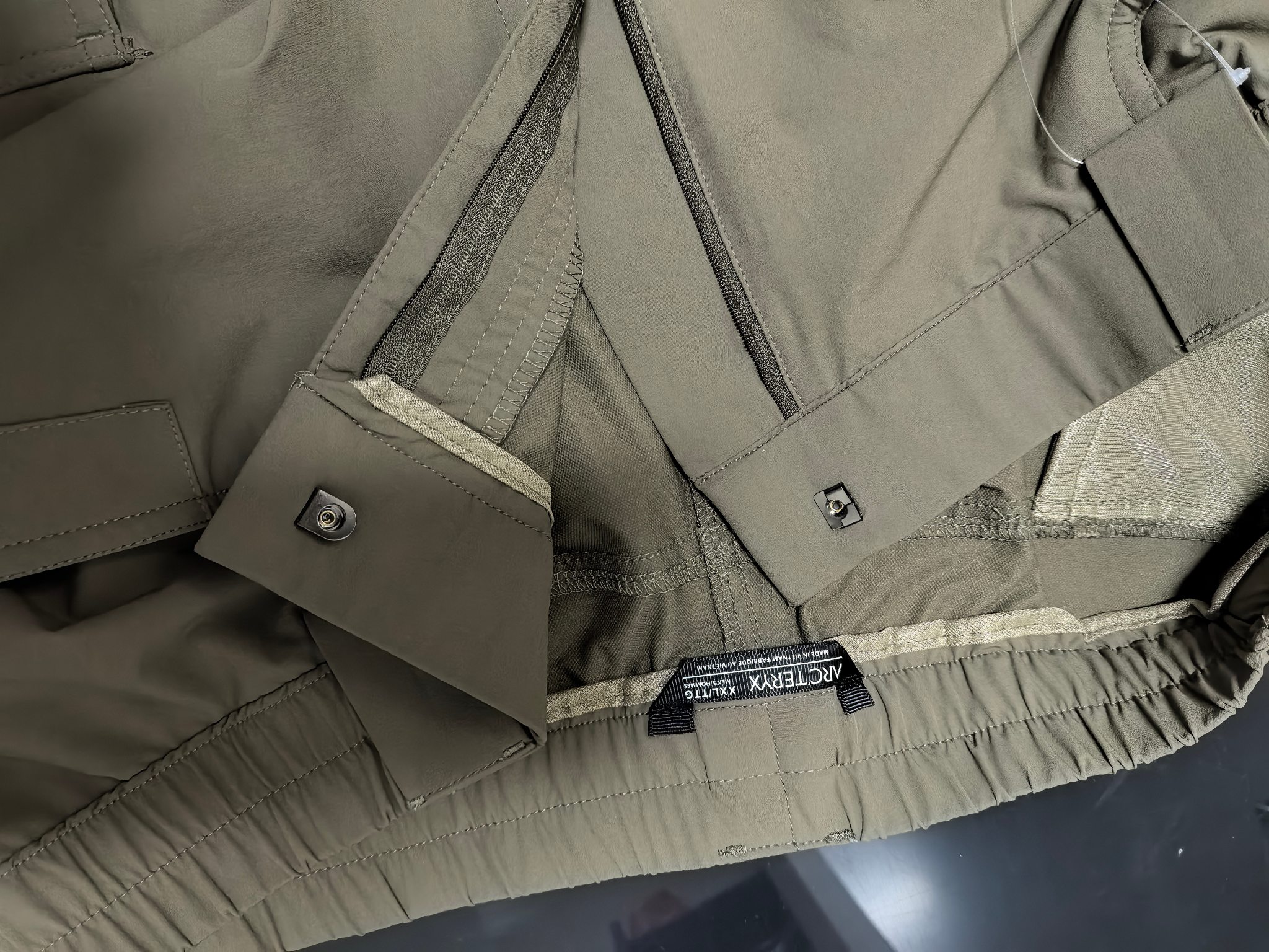 ARC’TERYX Original Birds Patrol AR Pants Review: Functional, Stylish, and High-Performance Outdoor Wear - 图片 9