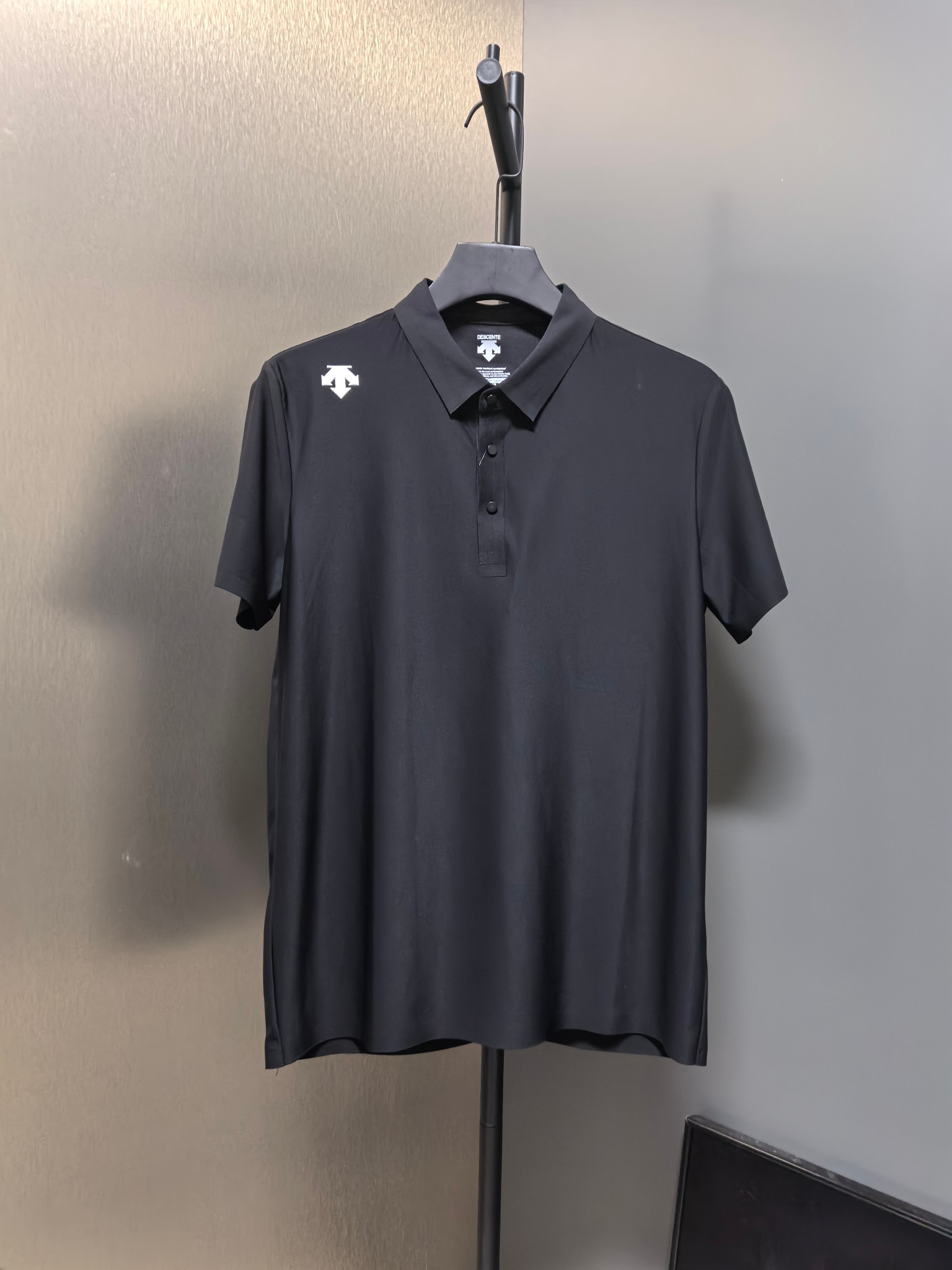 NO:509029,(e)【Full Pressure Glue】 DESCENTE/Disante Summer New Model!  High-quality version, very good quality. Classic lapel, small-label sports short-sleeved Polo shirt on chest. 1 Imported quick-drying combed bead floor fabric ice silk is cool and comfortable to the skin, not sticky, not sticky!  Sweating and hygroscopic!  This POLO shirt from Dijia follows and pays tribute to the classics!  2 adopts a small lapel + placket-breasted design, timeless and elegant, sporty and business-friendly!  The shoulders are printed with classic LOGO and high-temperature silicone technology, which increases the fun and viewing of the design. The overall three-dimensional tailoring is mostly divided into pieces!  It is in line with the science of human movement. The green splicing black is very prominent, making people shine. The overall style has both a rigorous elite style and a neat sense of sunshine, highlighting the charm of the brand!  3 It has very superior color fastness, soap-resistant, light-sweat-resistant composite and friction-resistant. It can still maintain a full color after wearing and washing for a long time!  Since its inception, TOUGH fabrics have three advantages of not being easy to deform, not fade and dry delivery. Color: Black, White, Gray, Navy, Blue. Size, Size, Watch, Long Shoulder, Wide, Bust, Sleeve, M66429221. L. 67449622 XL684610023 2XL704810423 3XL725010824 4XL745211224 Manual measurement of this data will have an error of about 1-3CM, for reference only. Suggested sizes, recommended weight, height, M80-110 catties, 160-170CM L110-125 catties, 168-CM XL125-140 catties, 170-CM 2XL140-155 catties, 168-180CM  3XL155-170 catties 170-185CM 4XL170-185 catties 170-190CM - For reference only, please choose based on your daily wear habits, dior, T-shirt, alexander wang19860909(e)【全压胶】 DESCENTE/迪桑特夏季新款！高版本,质量很好.经典翻领胸前硅胶小标运动短袖Polo衫.  1进口速干精梳珠地面料冰丝凉感亲肤舒爽,不粘身不黏腻！排汗吸湿！这款迪家的POLO衫,遵循并致敬精典！ 2采用了小翻领+门襟排扣的设计,隽永又儒雅,运动且商务！ 肩膀上印有经典LOGO,高温硅胶的工艺加持,增加了设计的趣味性和观赏度 整体立体剪裁,拼块居多！跟贴合人体运动科学.绿色拼接黑色更是很突出,让人眼前一亮整体既有严谨的精英范,又有利落阳光的运动感,彰显品牌魅力 ！ 3其具有十分优越的色牢度、耐皂洗、耐光汗复合和耐摩擦,长久穿着与洗涤仍能维持饱满的色泽度！ 自问世以来、TOUGH面料以不易变形、不易褪色以及快递干爽的三大优势 颜色: 黑色 白色.灰色.藏青.蓝色 尺码尺码表衣长肩宽胸围袖长 M66429221. L. 67449622 XL684610023 2XL704810423 3XL725010824 4XL745211224 一此数据手工测量会出现1-3CM左右误差,仅供参考 建议尺码建议体重建议身高 M80-110斤160-170CM L110-125斤168-CM XL125-140斤170-CM 2XL140-155斤168-180CM 3XL155-170斤170-185CM 4XL170-185斤170-190CM   -仅供参考使用,请结合平时个人穿着习惯选择,,dior,T-shirt,alexander wang,Men's clothing