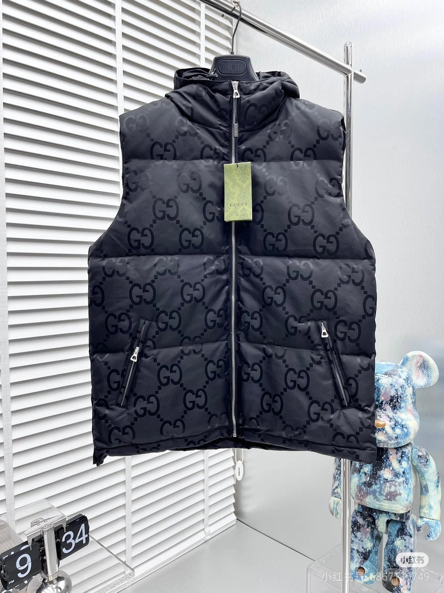 Versión de primera calidad: chaqueta de plumas con estampado negro, canal de pedido directo. Como siempre, se vende ráp…