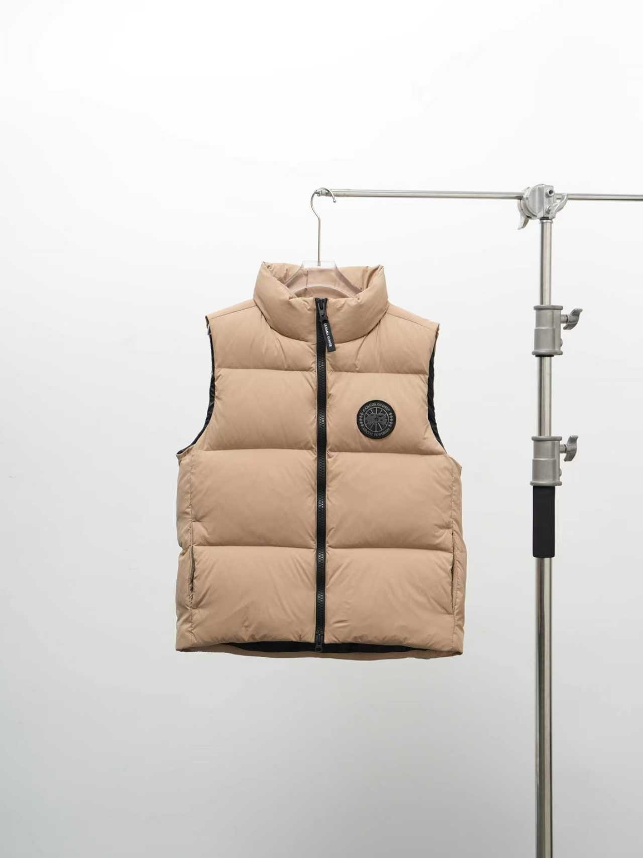 Canada gooes chaleco de plumas Lawrence de Canada Goose (versión alta). El chaleco de plumas Lawrence utiliza una carca…