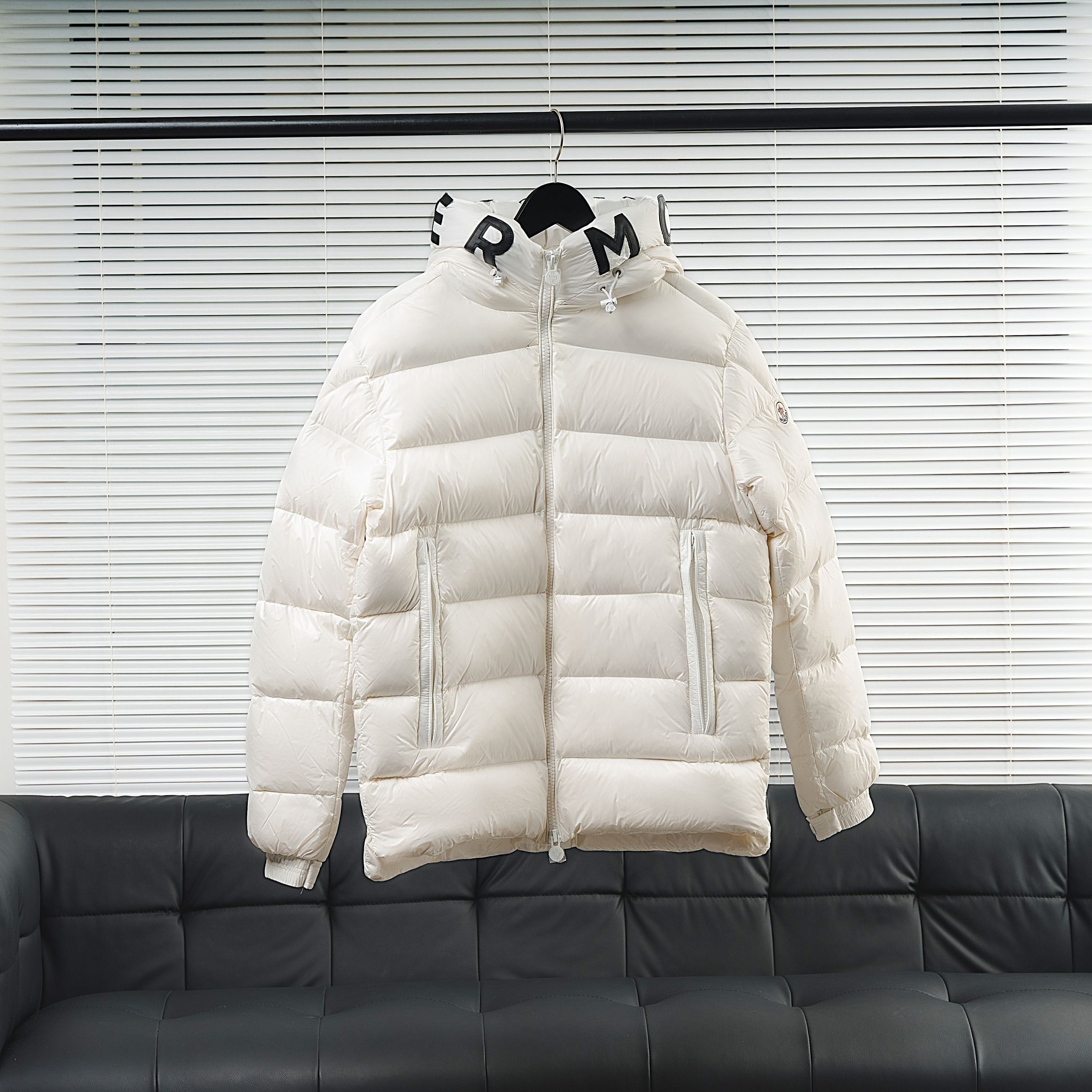 Versión de primera calidad Moncler✖Salzman chaqueta de plumas, llena de energía y estilo icónico que define el aspecto …
