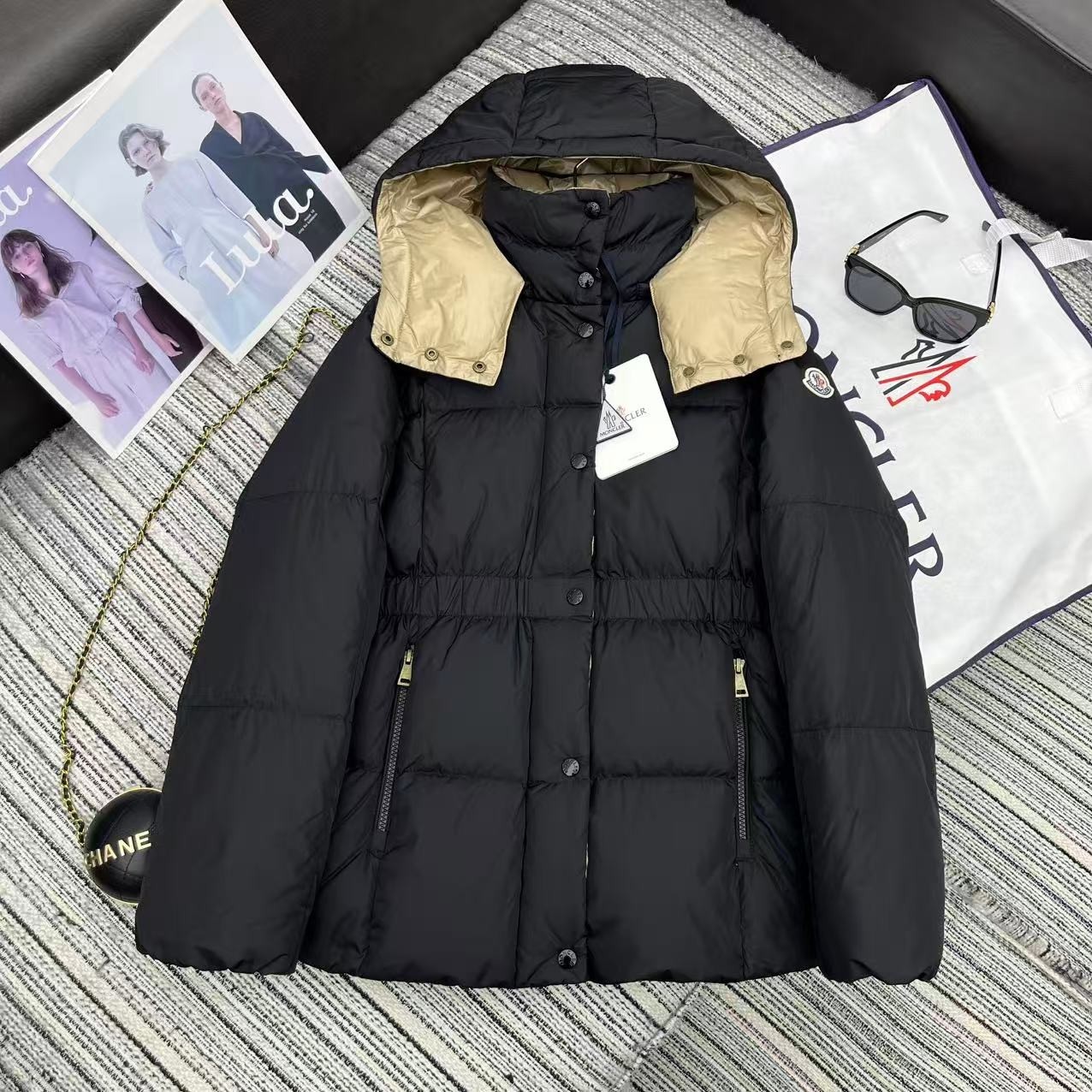 Muy recomendado, nueva colección de otoño/invierno temprano 25, chaqueta de plumas con capucha y cinturón ajustable Mon…