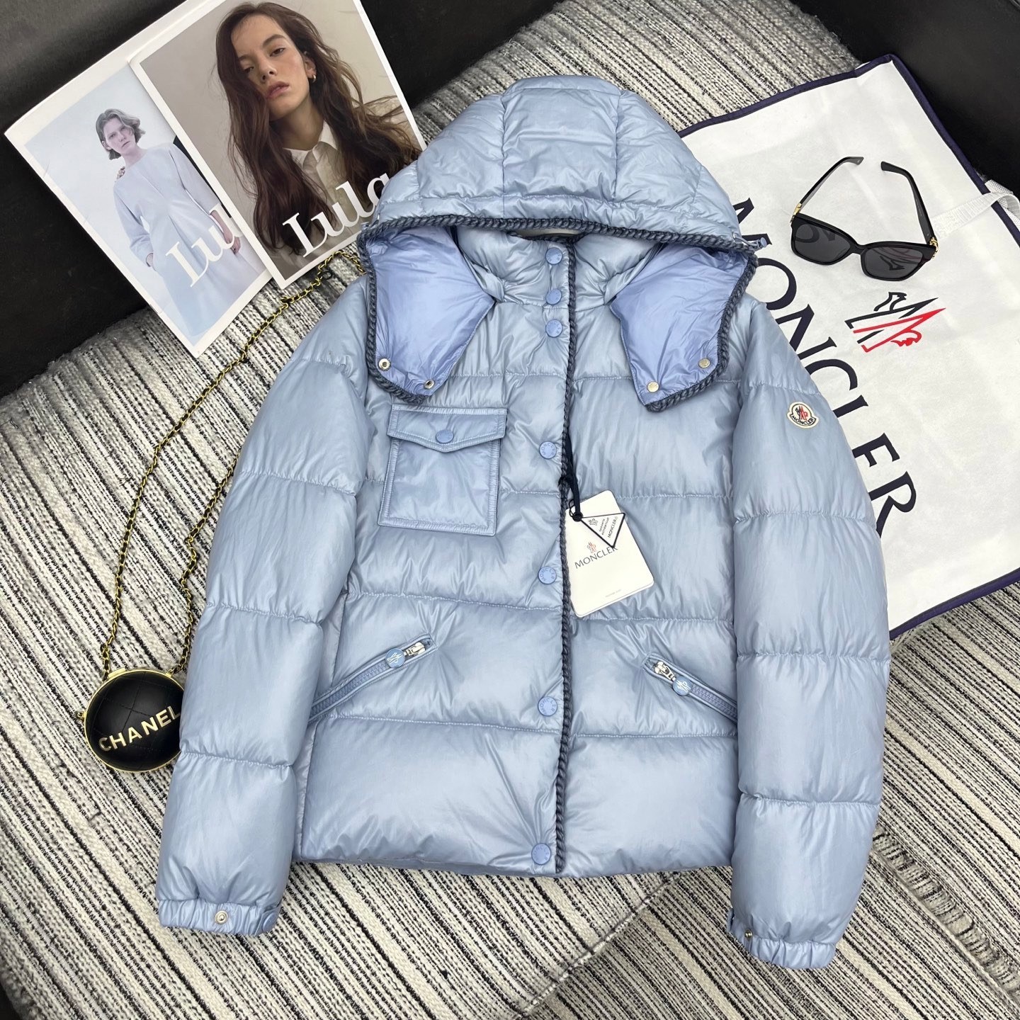 Moncler🌟蒙口25新款油蜡皮收腰款 GLAREIN连帽长袖羽绒服女款外套 油蜡皮涂层新面料，修身设计风格，保暖又显瘦，90鸭绒填充，开模定做五金。 颜色：红色，白色，蓝色，黑色 码数：1234