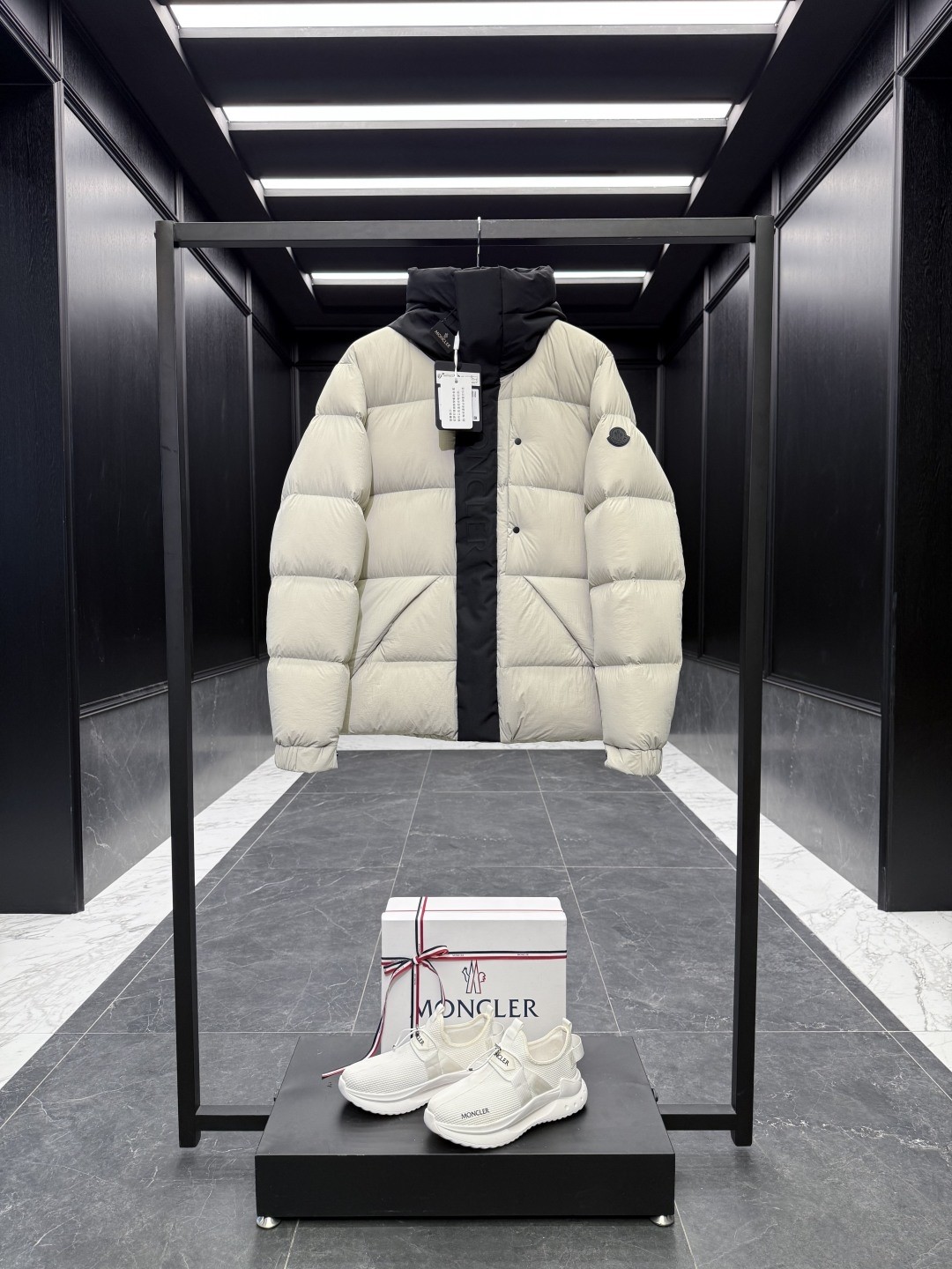 Chaqueta de plumas corta Moncler Montclair 22 años Black Warrior de tres colores, chaqueta de plumas con relieve en la …