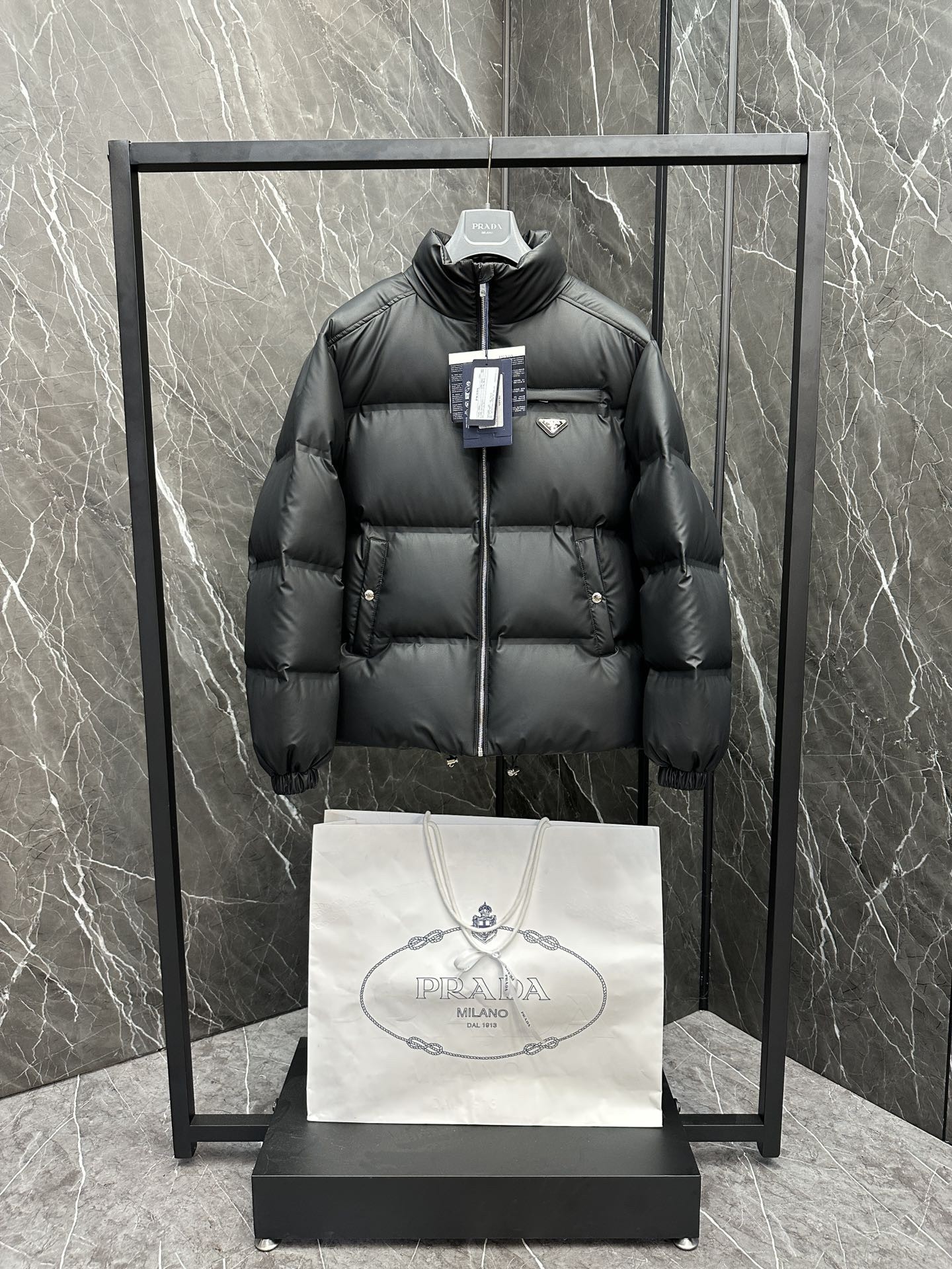 NO:626227,PRADA Technical membrane down jacket (glued version). The fabric of this clothing is the latest 25 technology fabric, which maintains the soft and delicate texture of sheepskin. It is lighter and easier to maintain than conventional leather down jackets. The down filling is made of national standard 90 goose down, which is invincible. The double-layer liner has very good sealing and prevents velvet from being drilled.  , the hardware pursues the original matching hardware, all rope clips and adjustment buckles are custom-made from molds, and the metal triangle mark on the chest is the finishing touch. Only those who really make clothes can tell the secret here. This is a must-have down jacket with both texture and warmth. Size 48-56 (black/high-end gray), prada, prada, jackets & coats, down jacket, sheepskin, alexander wang19860909PRADA 普拉达 科技皮膜羽绒夹克(压胶版本).此款衣服面料为25最新科技面料,保持了羊皮的柔软细腻质感,比起常规皮质羽绒服更佳轻便,易保养.充绒用的是国标90鹅绒,保暖无敌,双层内胆 密封性非常好 防止钻绒 ,五金追求的就是原厂配套五金,所有绳卡,调节扣都是开模定制的,胸口的金属三角标就是点睛之作了,真正做衣服的才能说出这里的门道,这是一款质感保暖兼备的必入爆款羽绒夹克. 尺码48-56 (黑色/高级灰),,prada,prada,jackets & coats,down jacket,sheepskin,alexander wang,Men's clothing