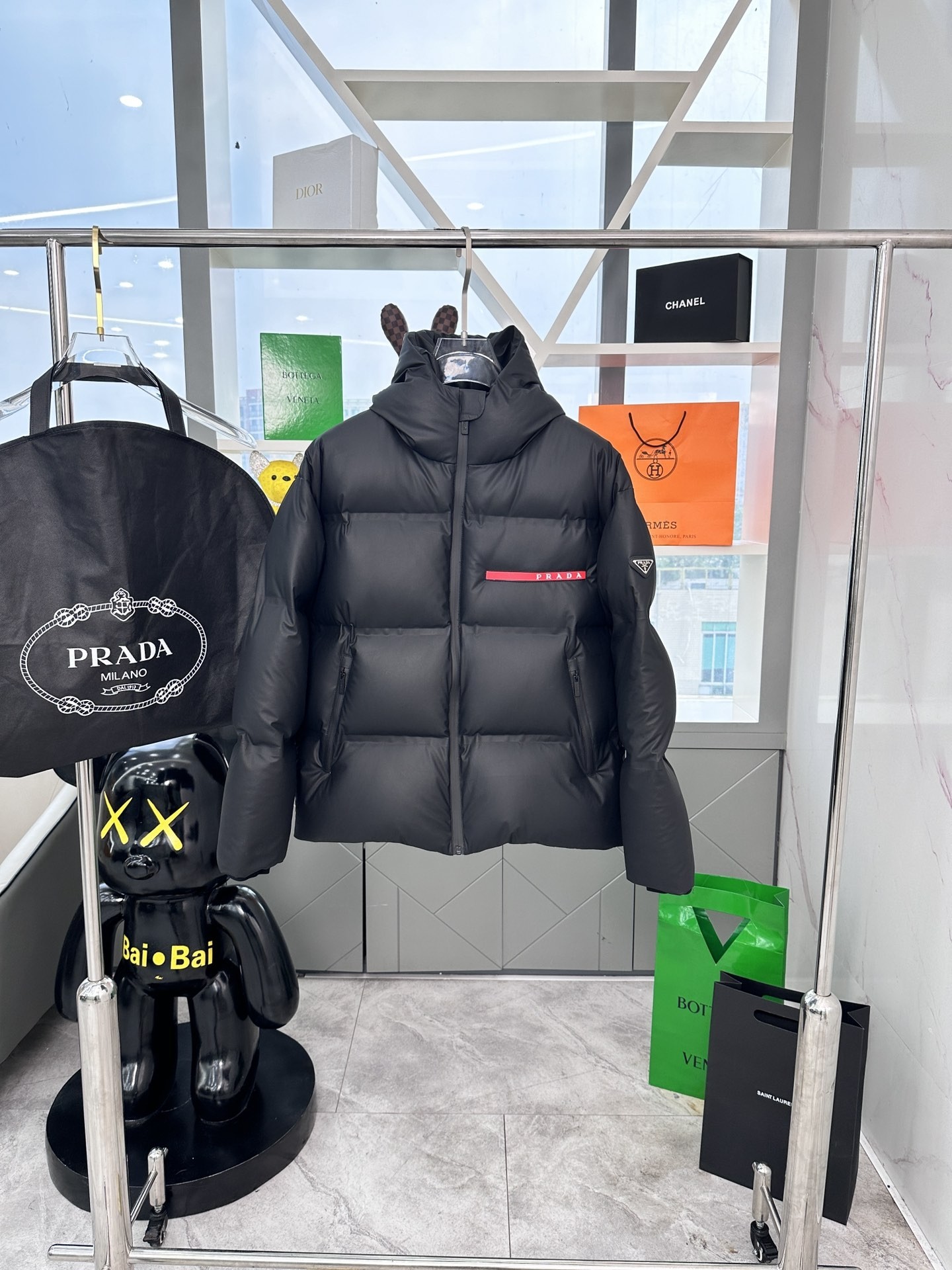 PRADA 2025 Chaqueta de plumón de nuevo estilo clásico y atemporal con capucha de otoño e invierno. ¡Una chaqueta inform…