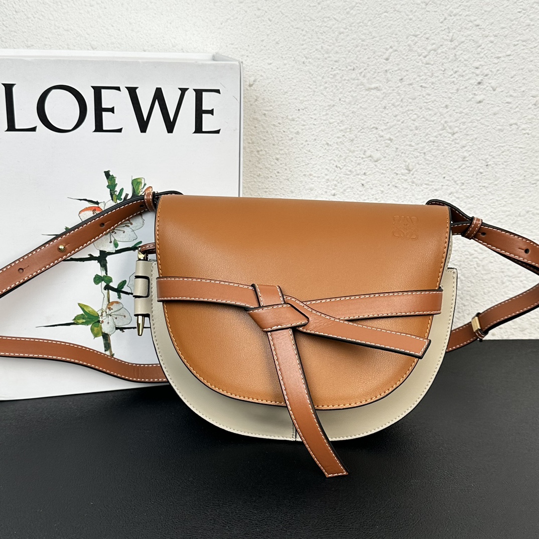 Loewe תיקים תיקי סדל צהוב Calfskin שמואיzaire2006. kgm קווייד