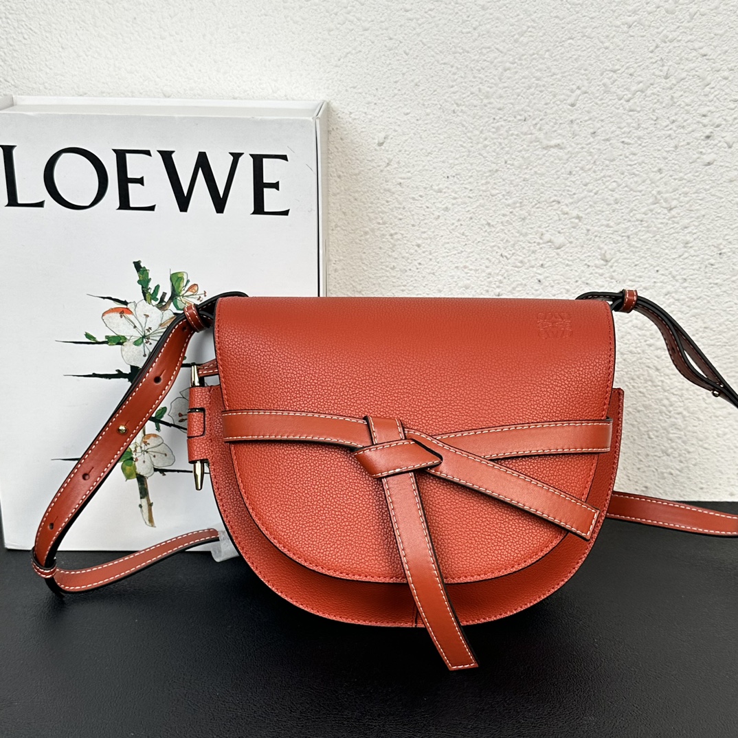 Loewe תיקים תיקי סדל צהוב Calfskin שמואיzaire2006. kgm קווייד