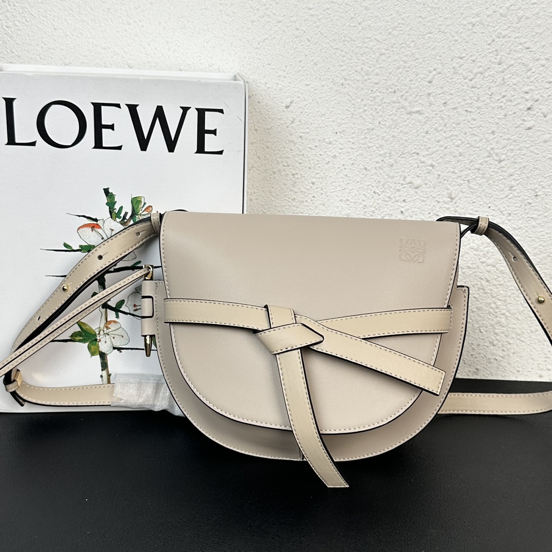 Loewe תיקים תיקי סדל צהוב Calfskin שמואיzaire2006. kgm קווייד