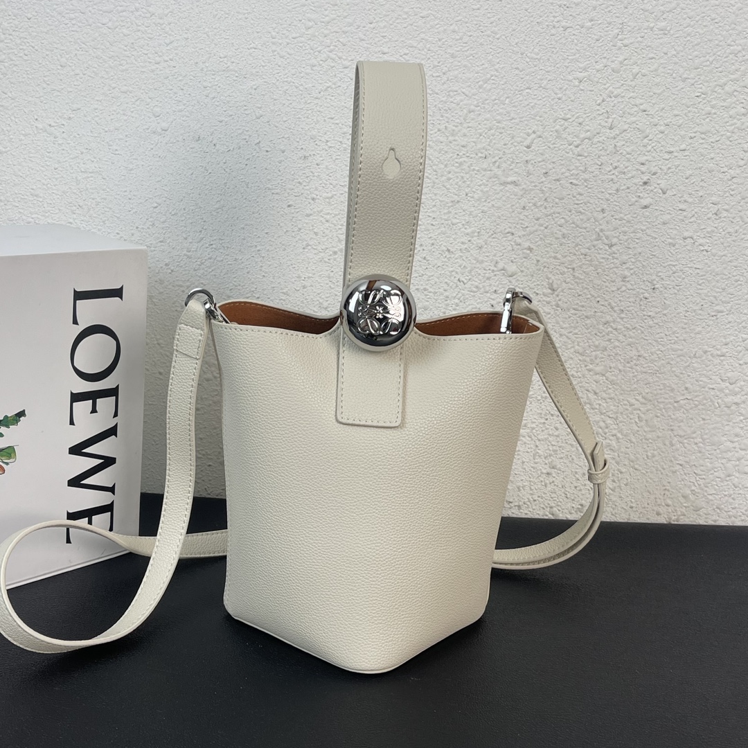 Loewe حقيبة حقيبة يد حقيبة توتا أبيض . نسج سلسلة الربيع