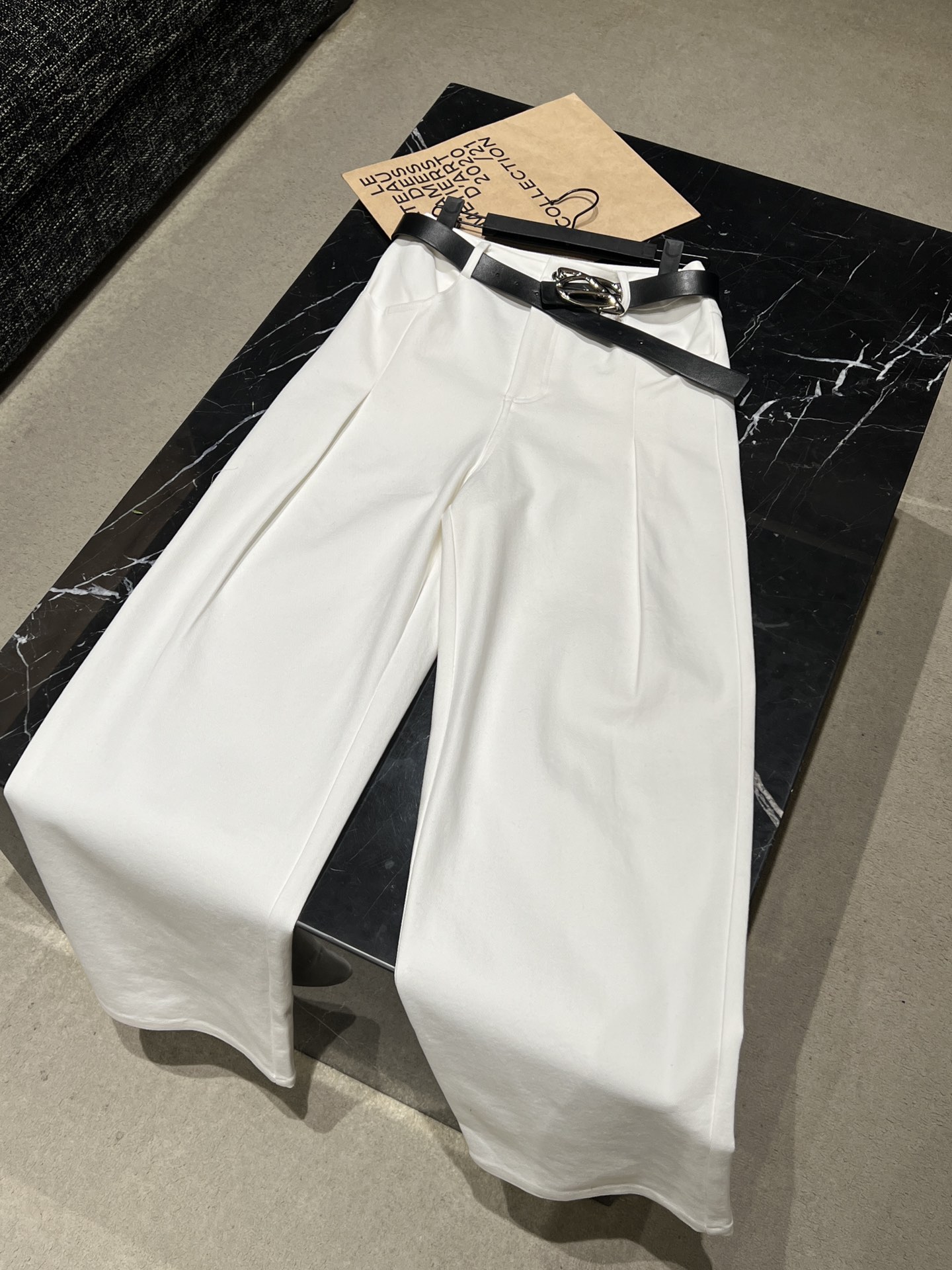 Peerless/S.S新款推荐·春夏系列 腰带白色牛仔裤 采用了上紧下松设计来收敛腰际和臀型 腰间系上腰带加以点缀 是一款即有型有设计又有看点的裤子！单色SML现货供应