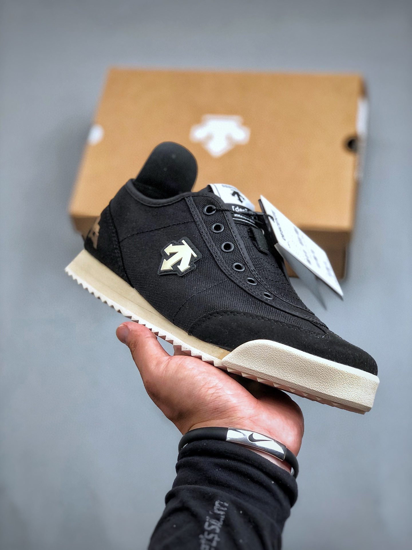 终端特价🈴爆款福利🔥
跑量放店批💰110 核心主推
原价市场160 180版本 纯原公司 
DESCENTE CHRON 迪桑特 帆布一脚蹬 复古透气休闲鞋
轻松方便的一脚蹬设计 搭配轻质弹性鞋底 脚感舒适 简洁的帆布鞋面设计适用于多场景穿搭 
适合技术路线单日徒步穿着，
舒适而有支撑性，使您充满信心。尺码：36-45（半）