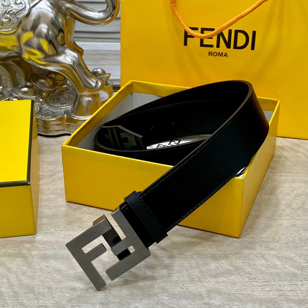 
FENDl 宽40MM双面原版小牛皮 搭配单钌钯电镀扣 完美的手感.油边 出众的设计.风格 高贵奢华 