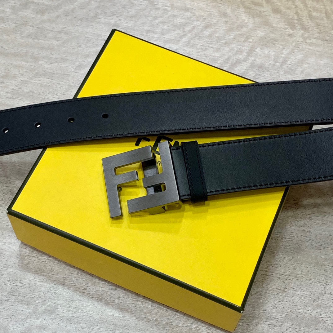 
FENDl 宽40MM双面原版小牛皮 搭配单钌钯电镀扣 完美的手感.油边 出众的设计.风格 高贵奢华 