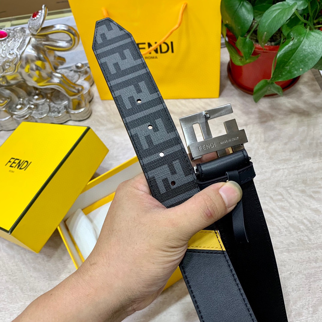 
FENDl 宽40MM双面原版小牛皮 搭配单钌钯电镀扣 完美的手感.油边 出众的设计.风格 高贵奢华 
