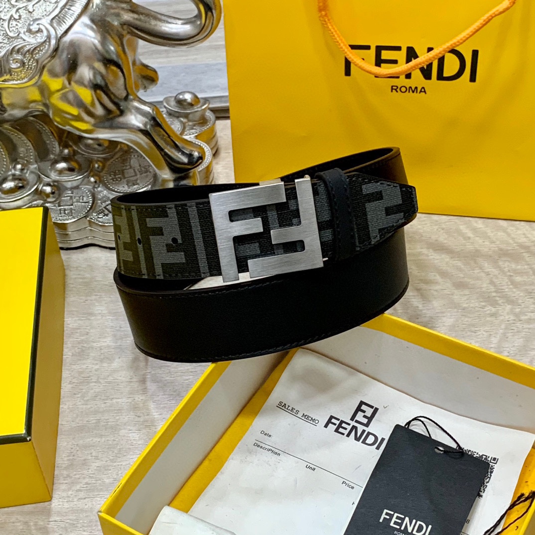 
FENDl 宽40MM双面原版小牛皮 搭配单钌钯电镀扣 完美的手感.油边 出众的设计.风格 高贵奢华 