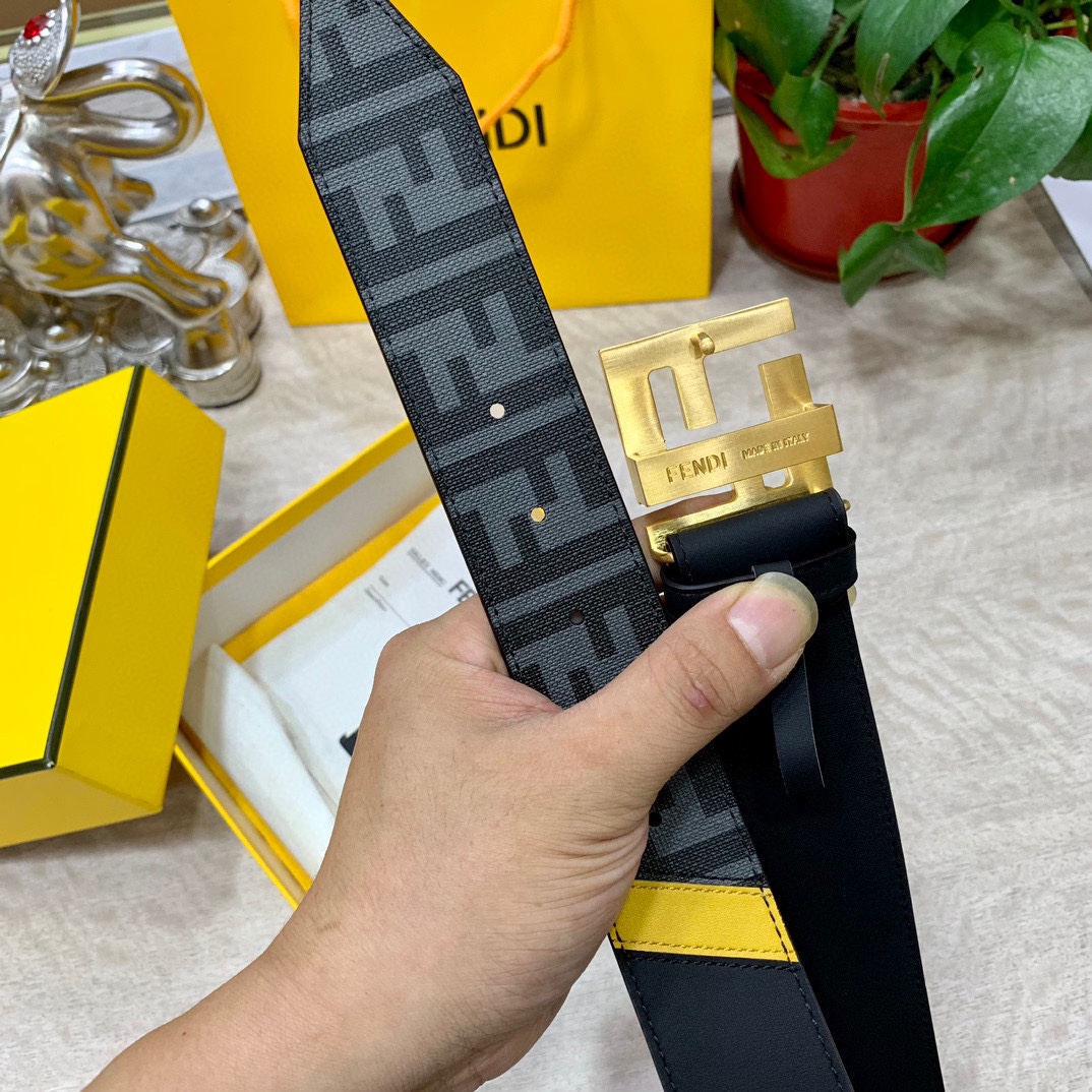 
FENDl 宽40MM双面原版小牛皮 搭配单钌钯电镀扣 完美的手感.油边 出众的设计.风格 高贵奢华 