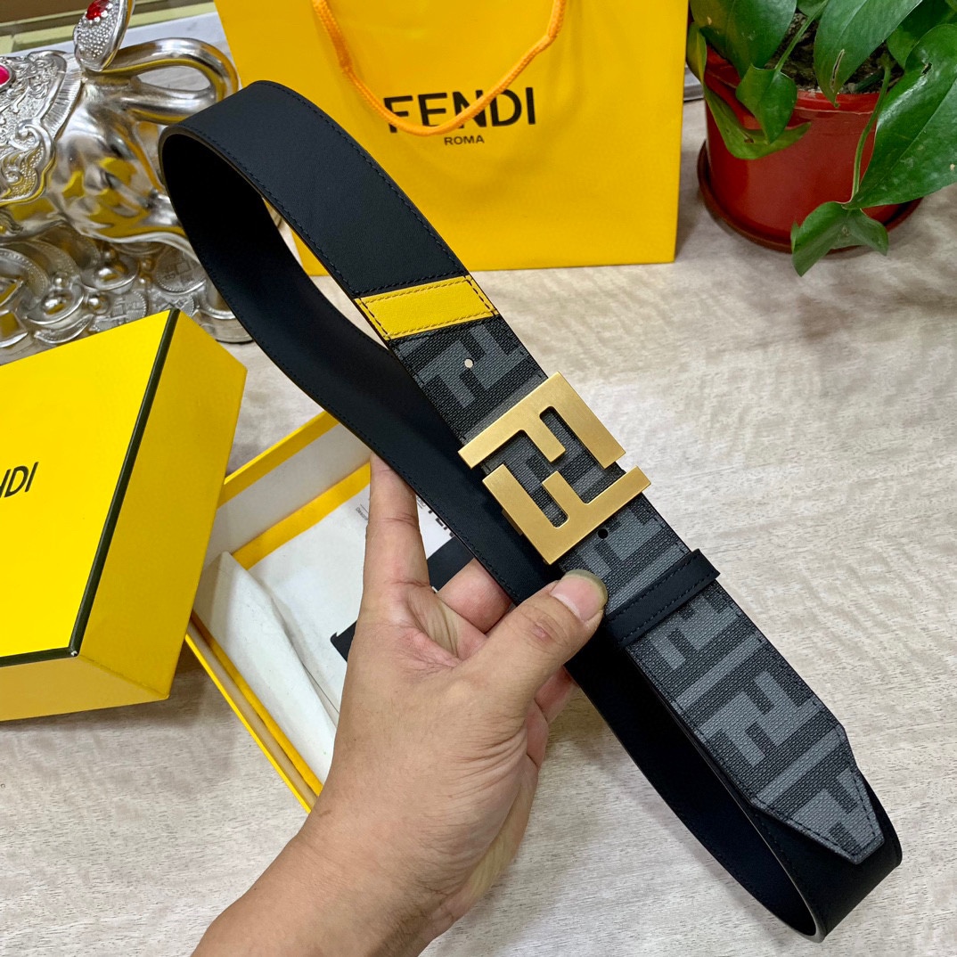 
FENDl 宽40MM双面原版小牛皮 搭配单钌钯电镀扣 完美的手感.油边 出众的设计.风格 高贵奢华 