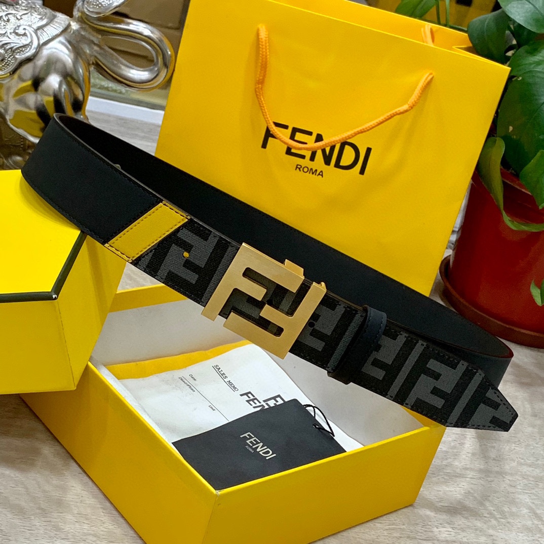 
FENDl 宽40MM双面原版小牛皮 搭配单钌钯电镀扣 完美的手感.油边 出众的设计.风格 高贵奢华 