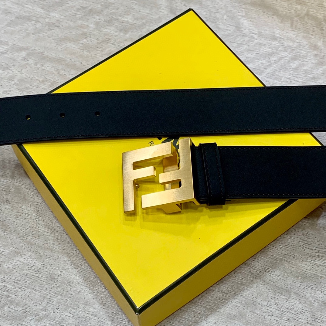 
FENDl 宽40MM双面原版小牛皮 搭配单钌钯电镀扣 完美的手感.油边 出众的设计.风格 高贵奢华 